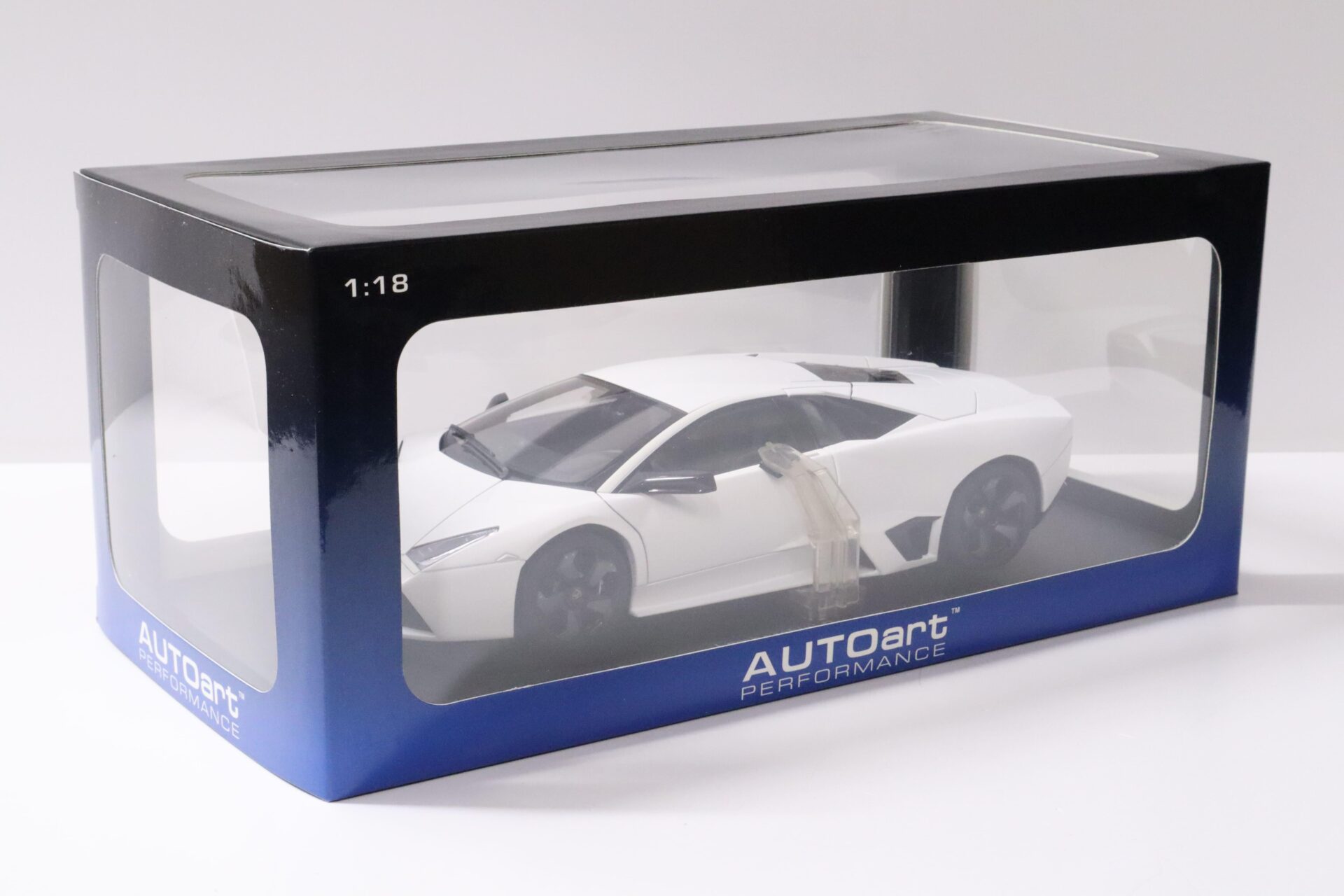 1:18 AUTOart Lamborghini Reventon matt white