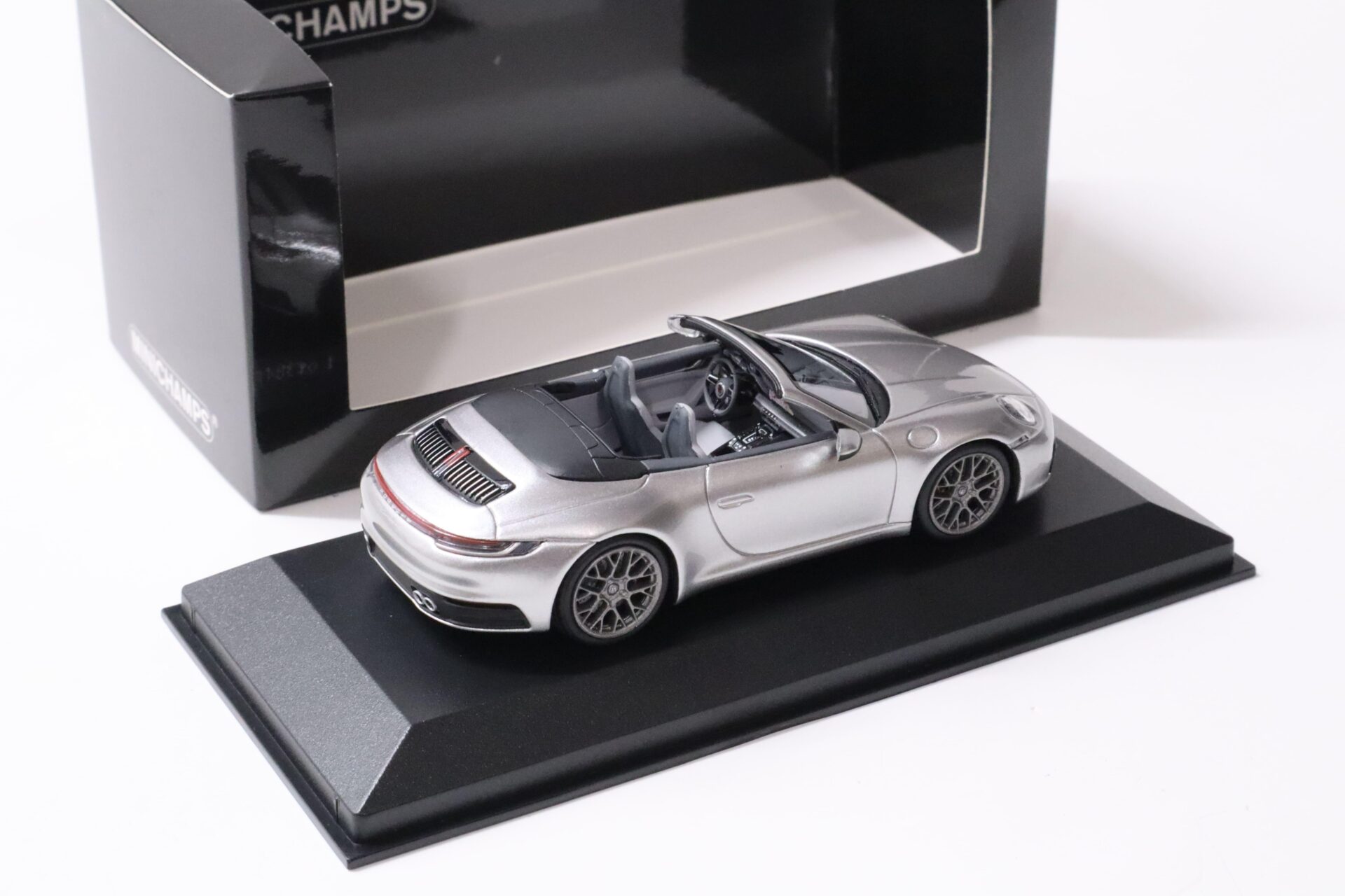 1:43 Minichamps Porsche 911 992 Carrera 4S Cabriolet GT-silver 2019