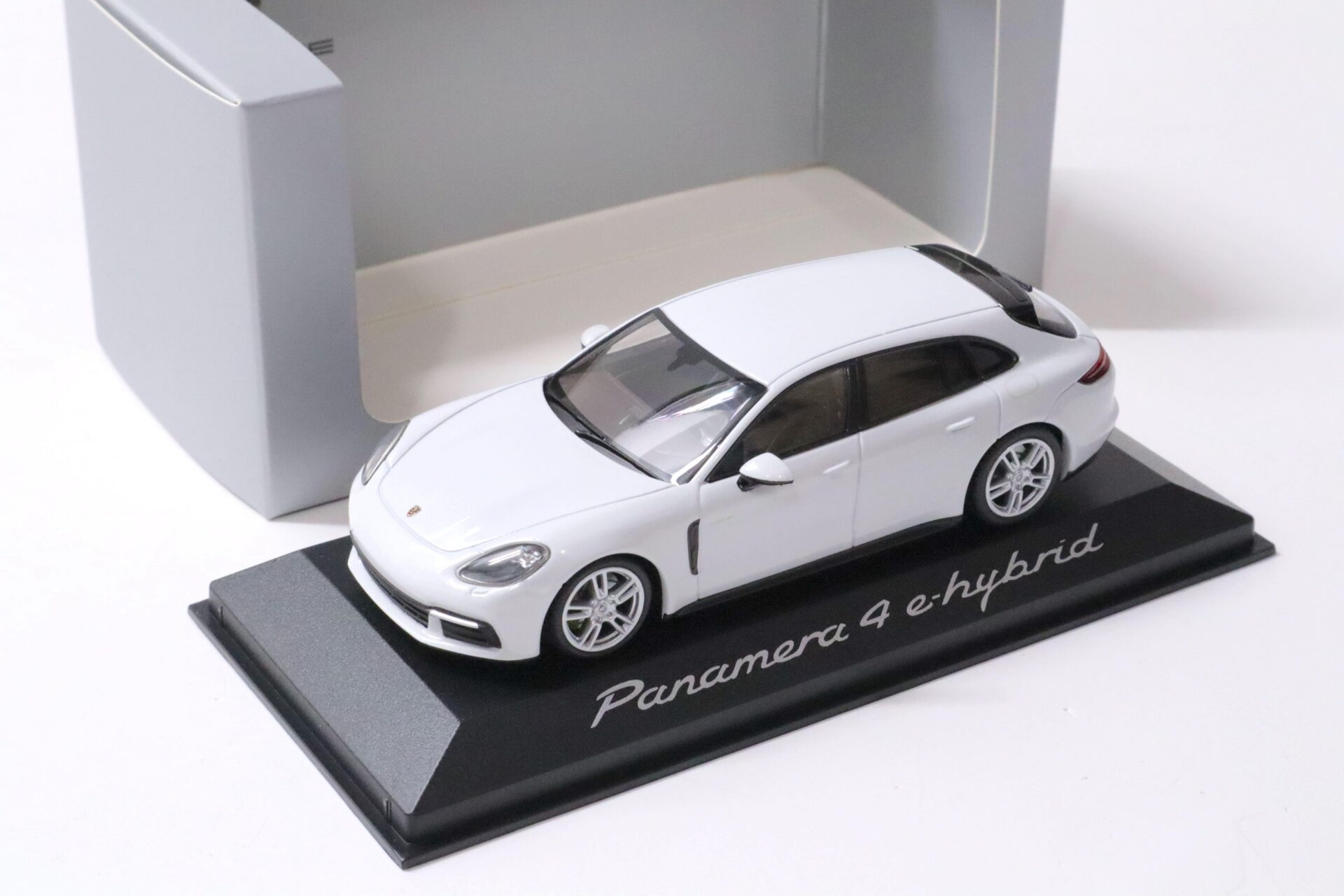 ID 59274 orig 1.jpg 1:43 Minichamps Porsche Panamera 4 E-Hybrid Sport Turismo 2017 white DEALER VERSION