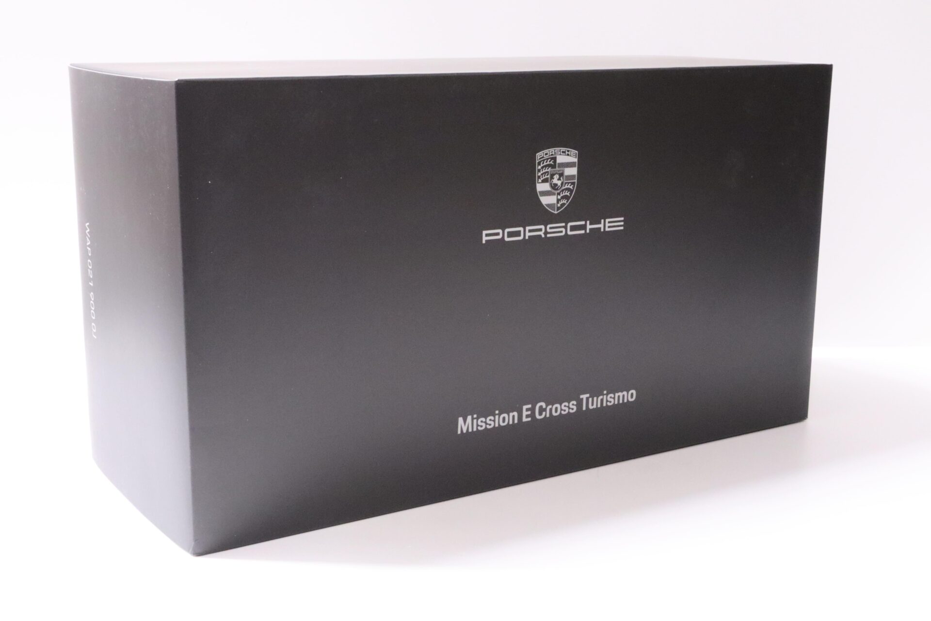 1:18 Spark Porsche Mission E Cross Turismo 2018 white/grey metallic DEALER VERSION