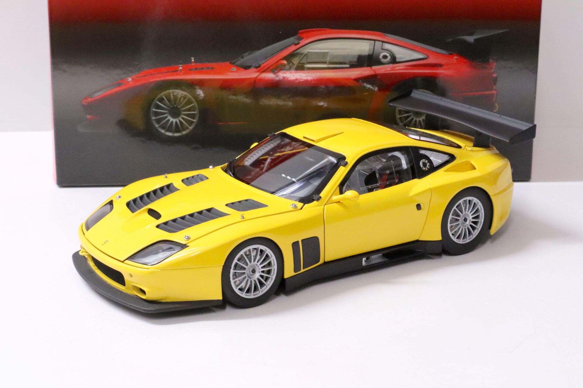 1:18 Kyosho Ferrari 575 GTC Coupe 2004 yellow