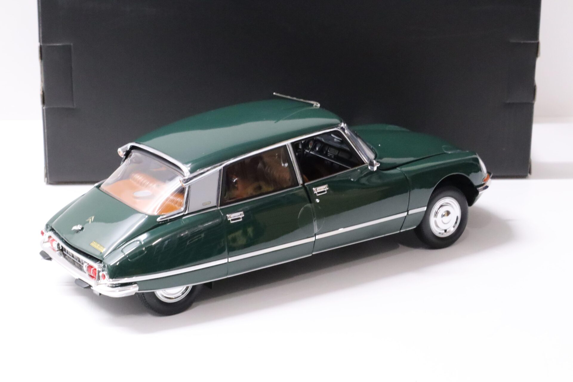 1:18 Norev Citroen DS23 Pallas 1972 Charmille green