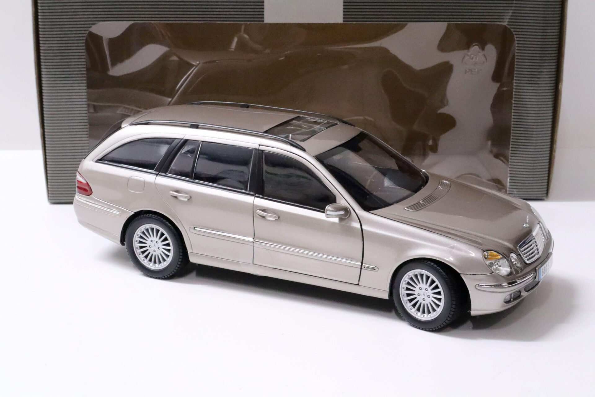 京商 Mercedes-Benz E-Klasse T-Modell 1/18 1:18 Kyosho Mercedes E-Klasse T-Modell W211 beige metallic DEALER
