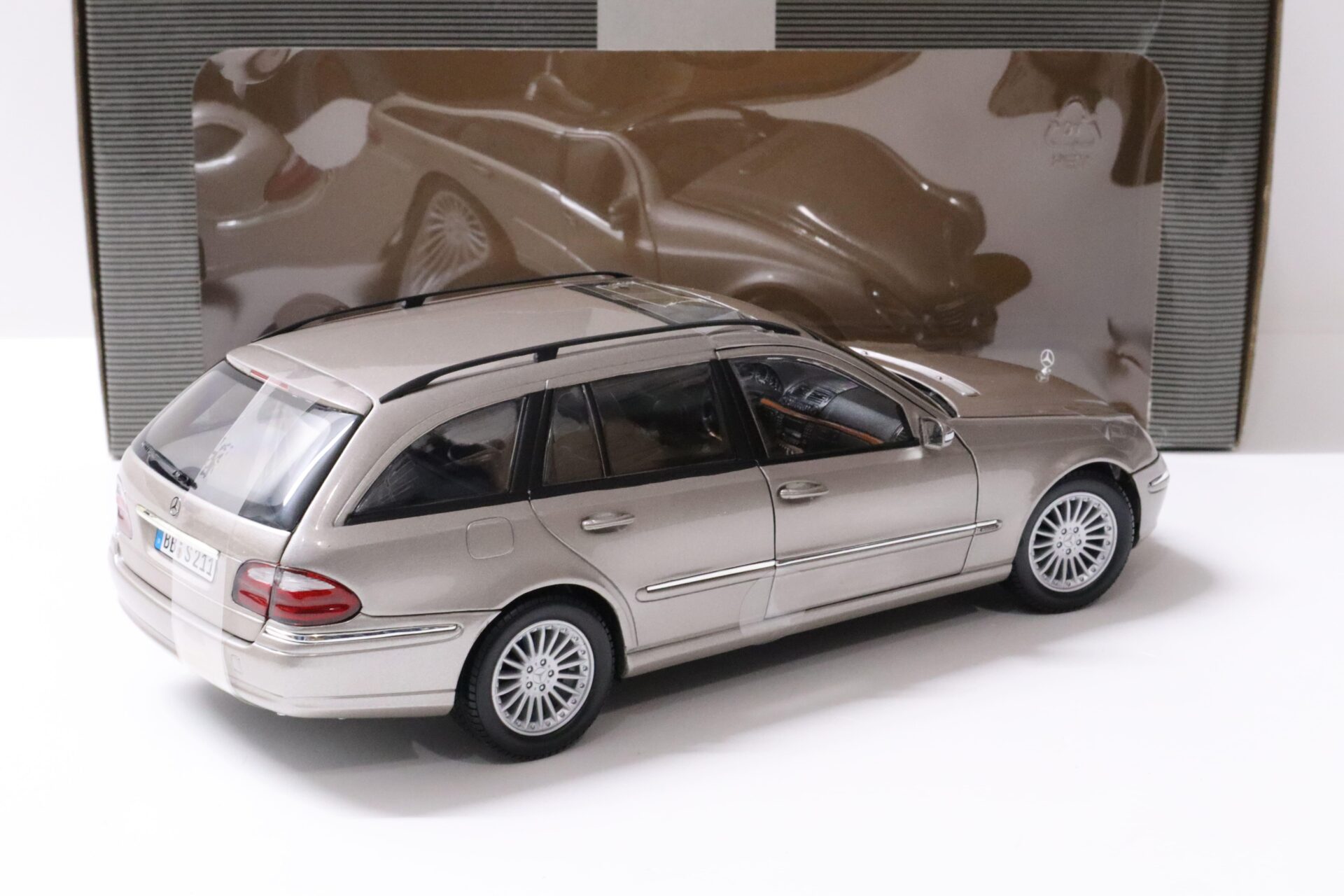 1:18 Kyosho Mercedes E-Klasse T-Modell W211 beige metallic DEALER