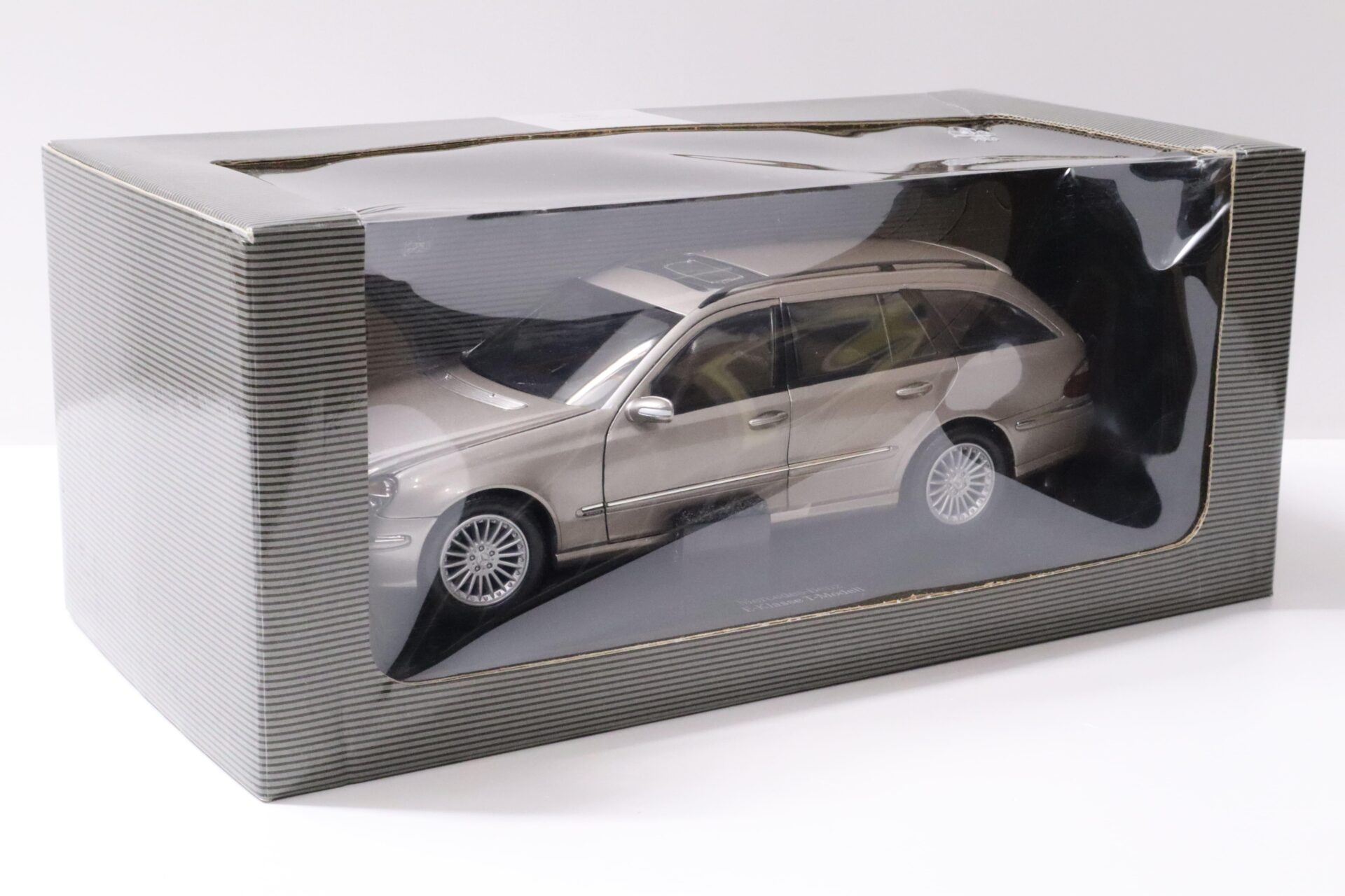 1:18 Kyosho Mercedes E-Klasse T-Modell W211 beige metallic DEALER