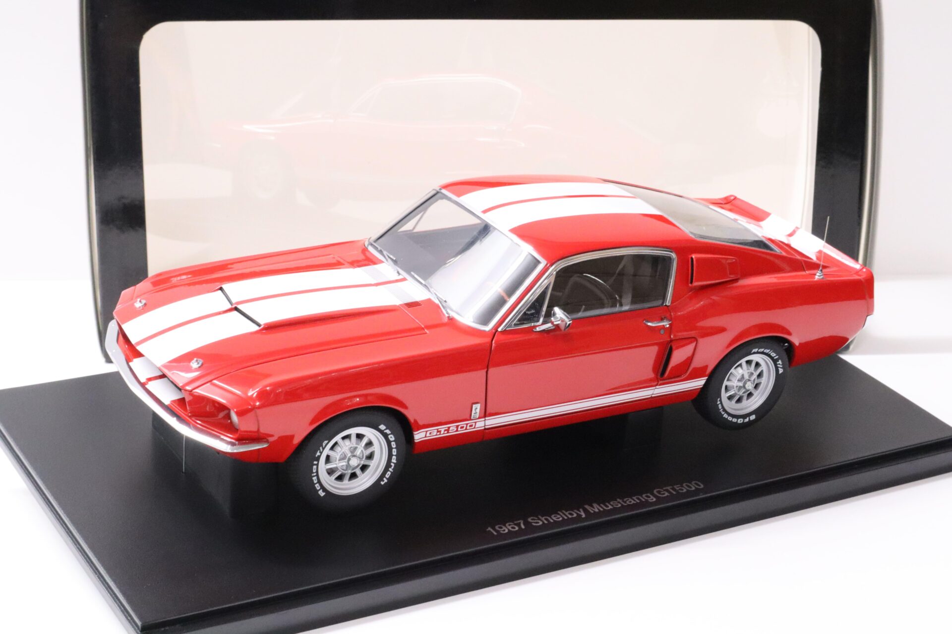 1:18 AUTOart Ford Mustang Shelby GT500 Coupe 1967 red/ white stripes