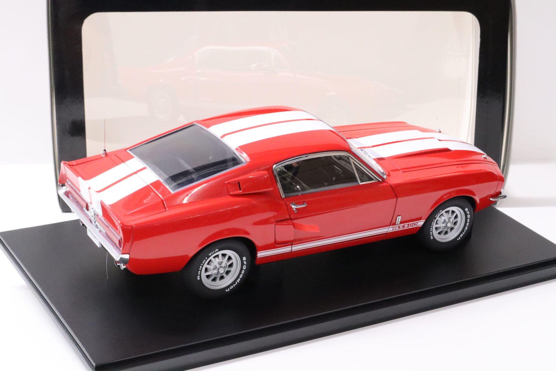 1:18 AUTOart Ford Mustang Shelby GT500 Coupe 1967 red/ white stripes