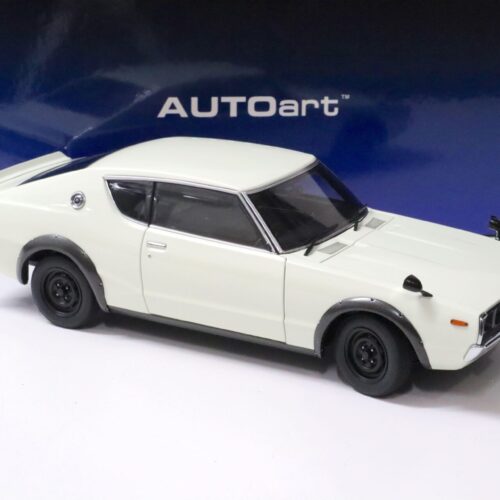 1:18 AUTOart Nissan Skyline 2000 GT-R (KPGC110) white 1973 - Image 2