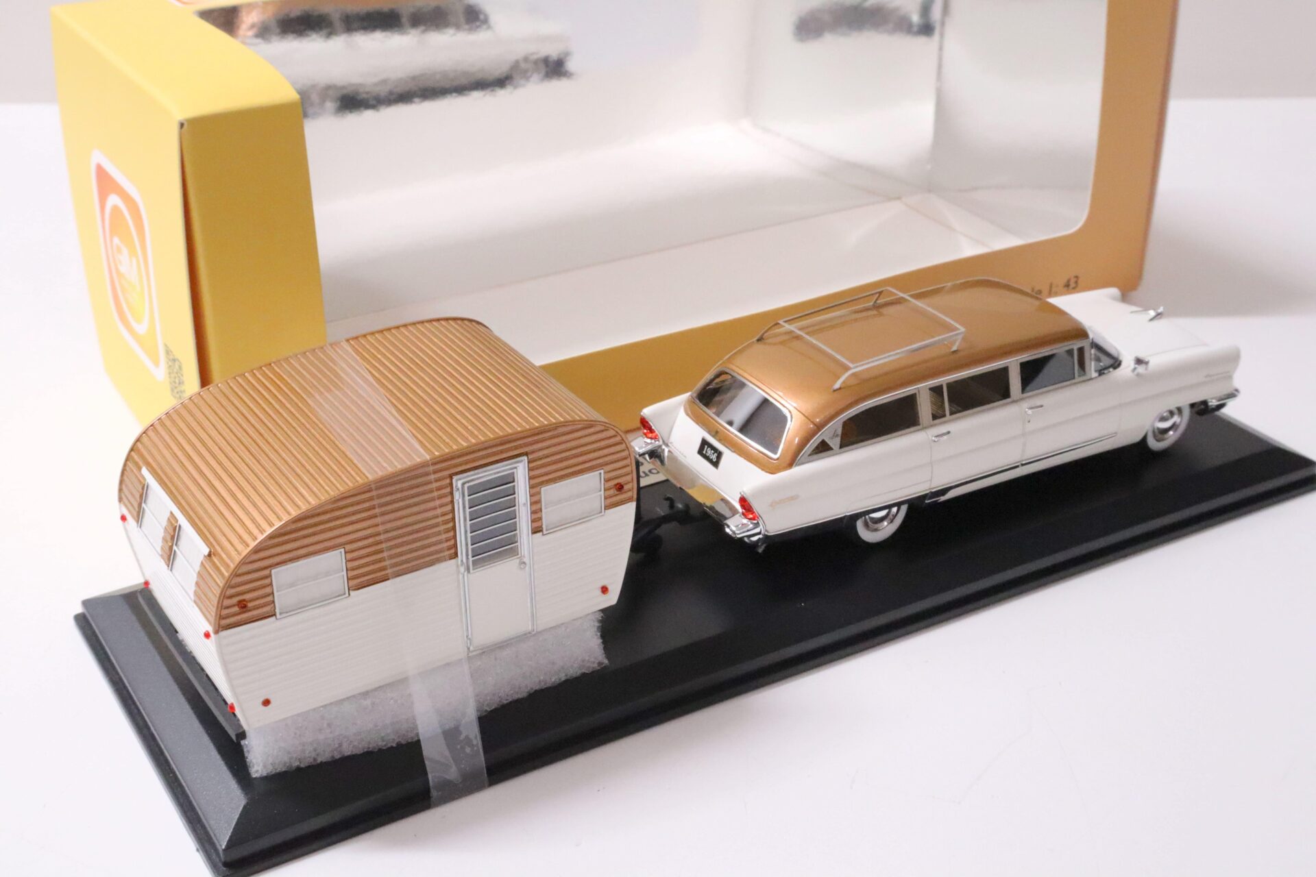 1:43 GIM Lincoln Pioneere Wagon with Traveller Wohnwagen white/ copper 1956