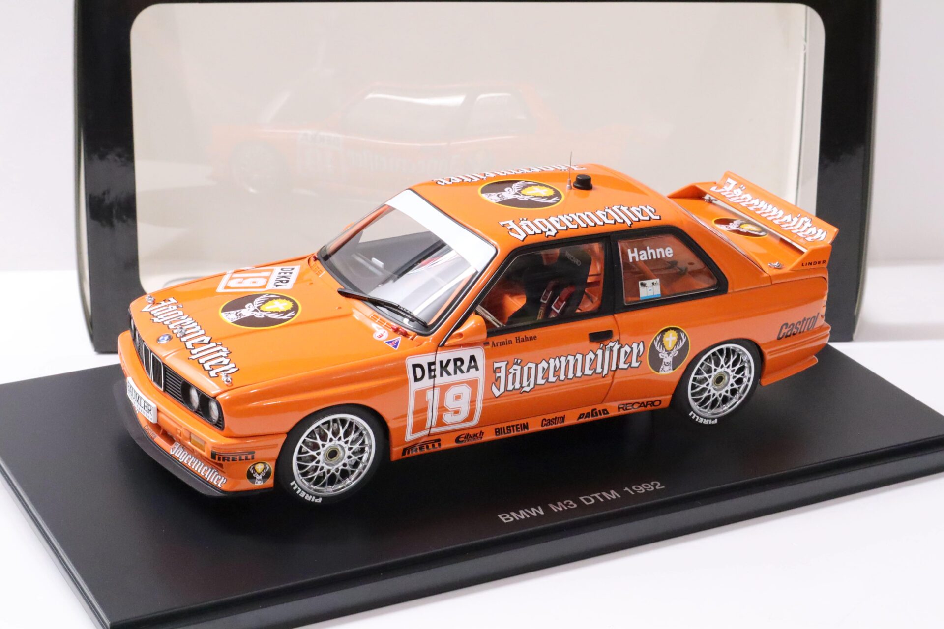 ID 60005 orig.jpg 1:18 AUTOart BMW M3 (E30) DTM 1992 JÄGERMEISTER #19 Hahne orange