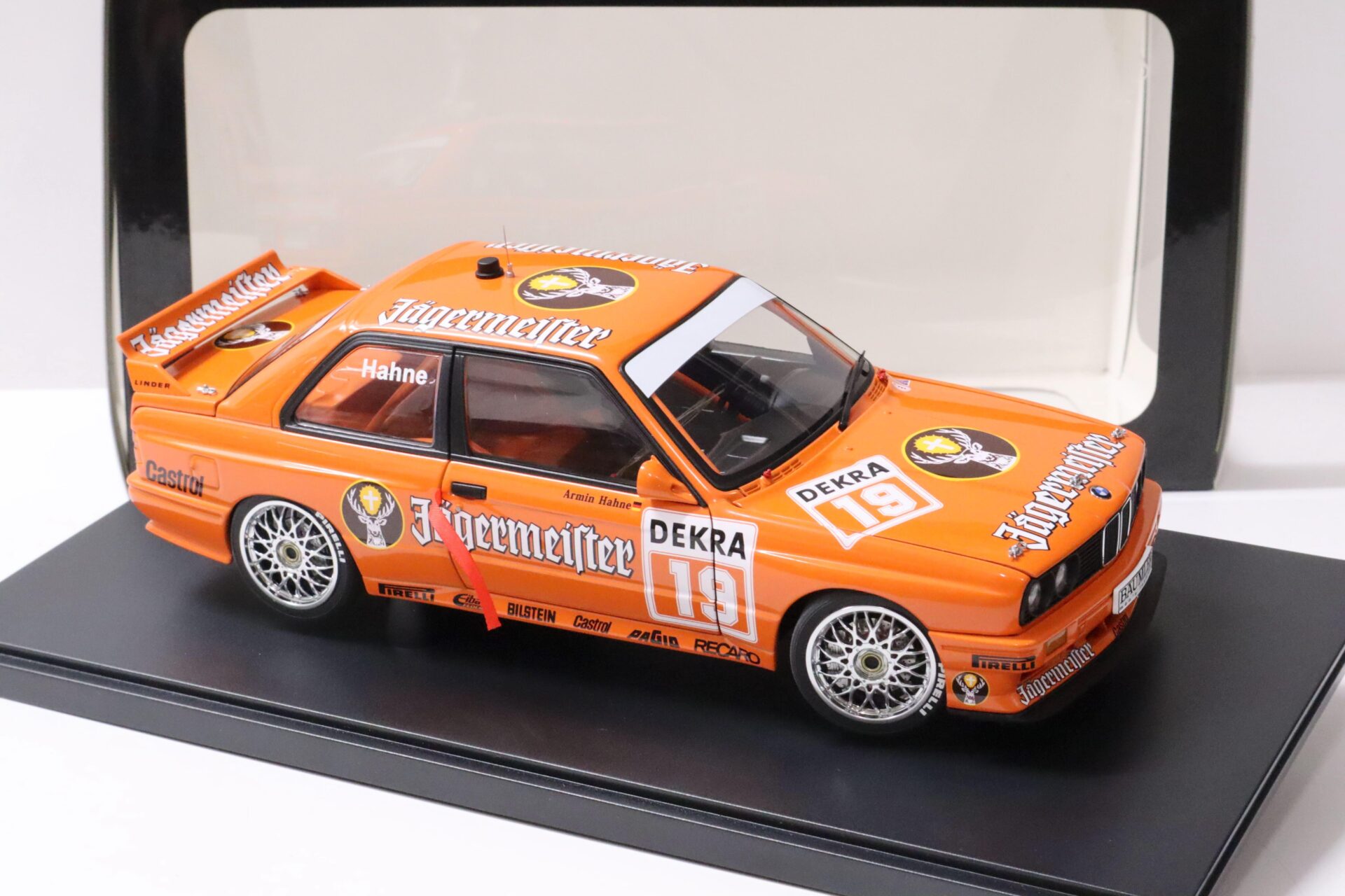 1:18 AUTOart BMW M3 (E30) DTM 1992 JÄGERMEISTER #19 Hahne orange