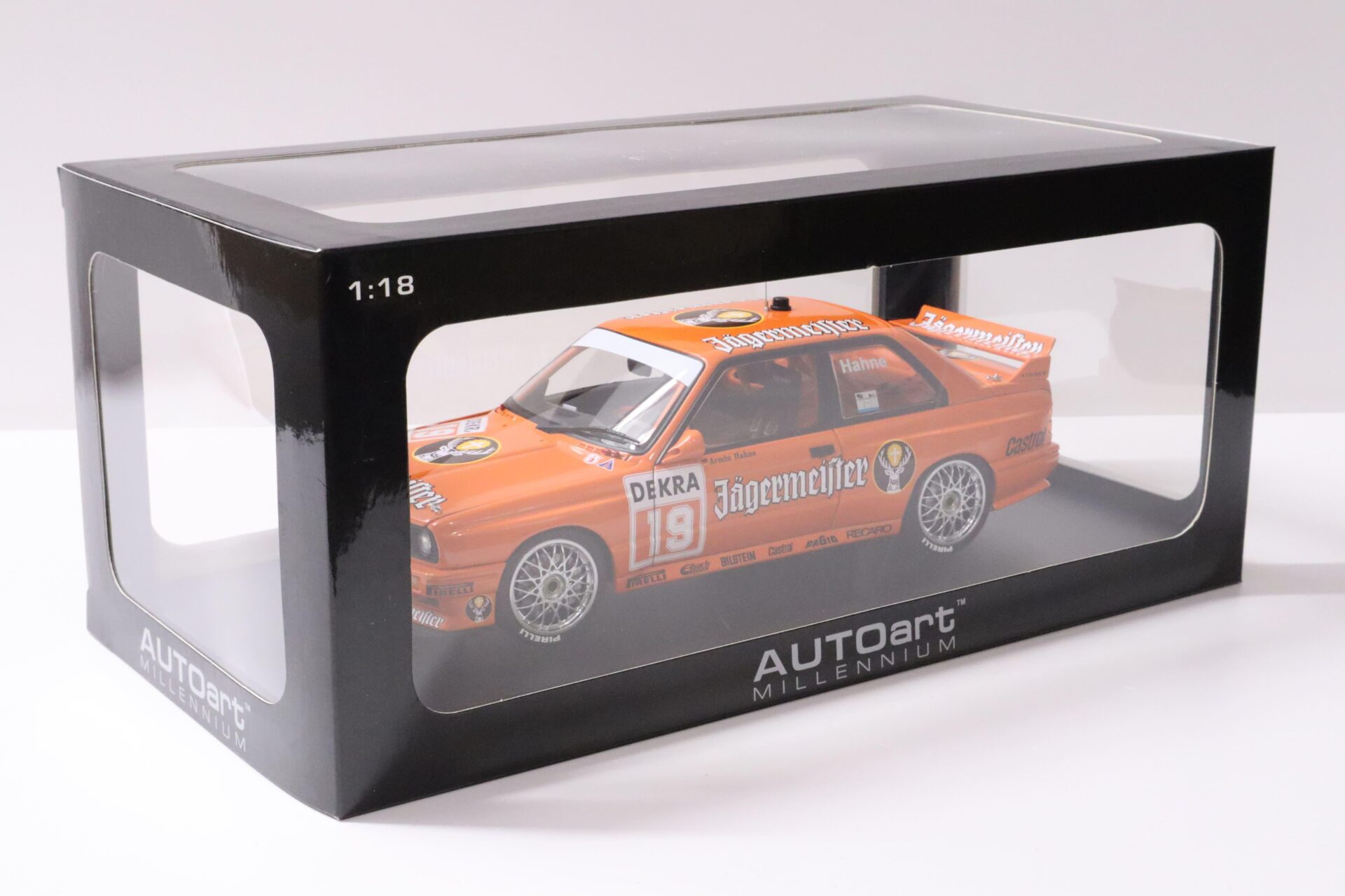 1:18 AUTOart BMW M3 (E30) DTM 1992 JÄGERMEISTER #19 Hahne orange