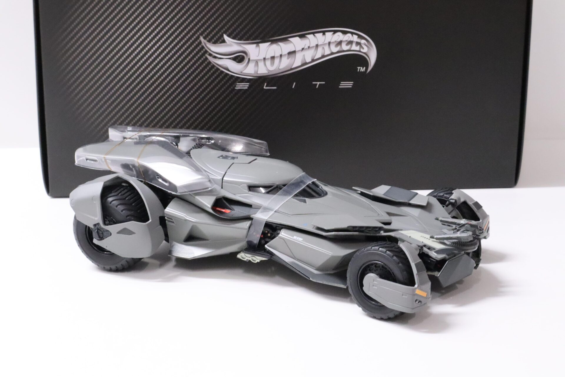 1:18 Hot Wheels Elite Batman vs Superman Batmobile Dawn of Justice grey
