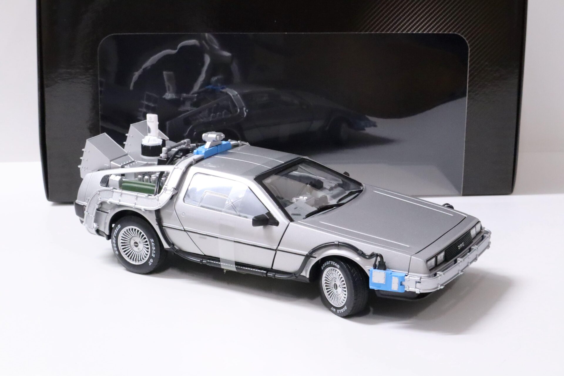 1:18 Hot Wheels DMC DeLorean Back to the Future time Machine with Mr. Fusion