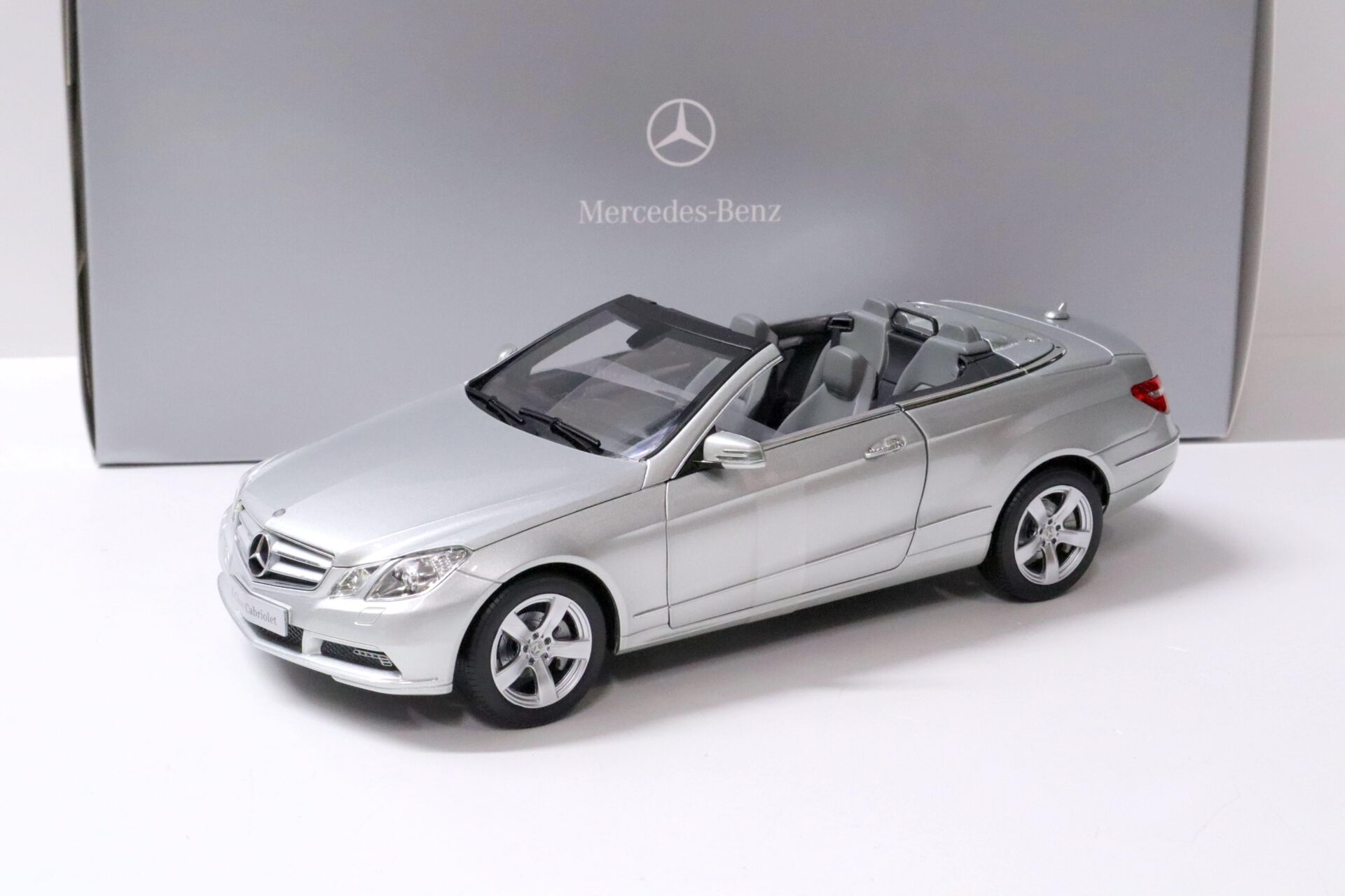 1:18 Norev Mercedes E-Klasse Cabriolet A207 iridium silver DEALER VERSION