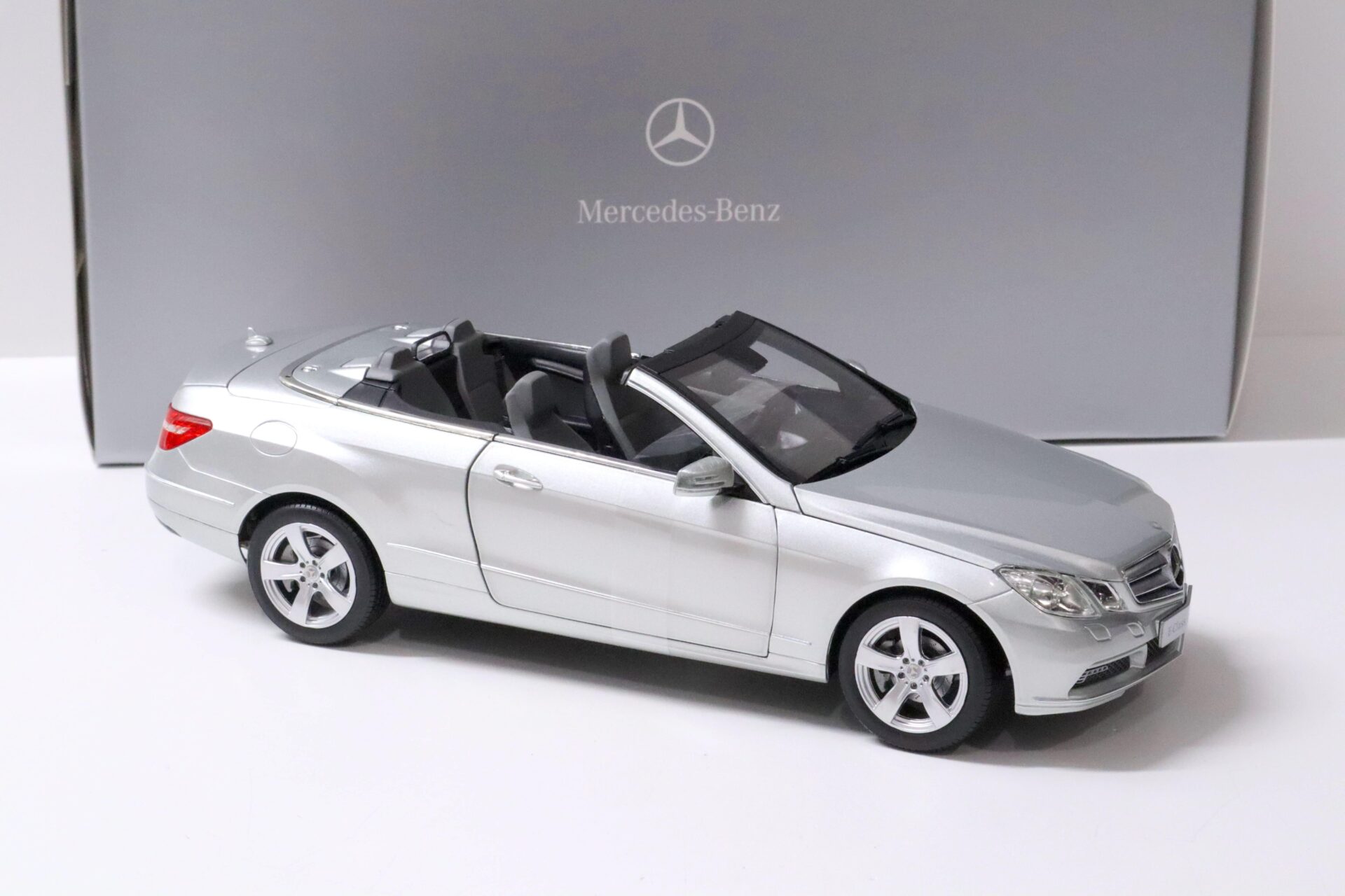 1:18 Norev Mercedes E-Klasse Cabriolet A207 iridium silver DEALER VERSION