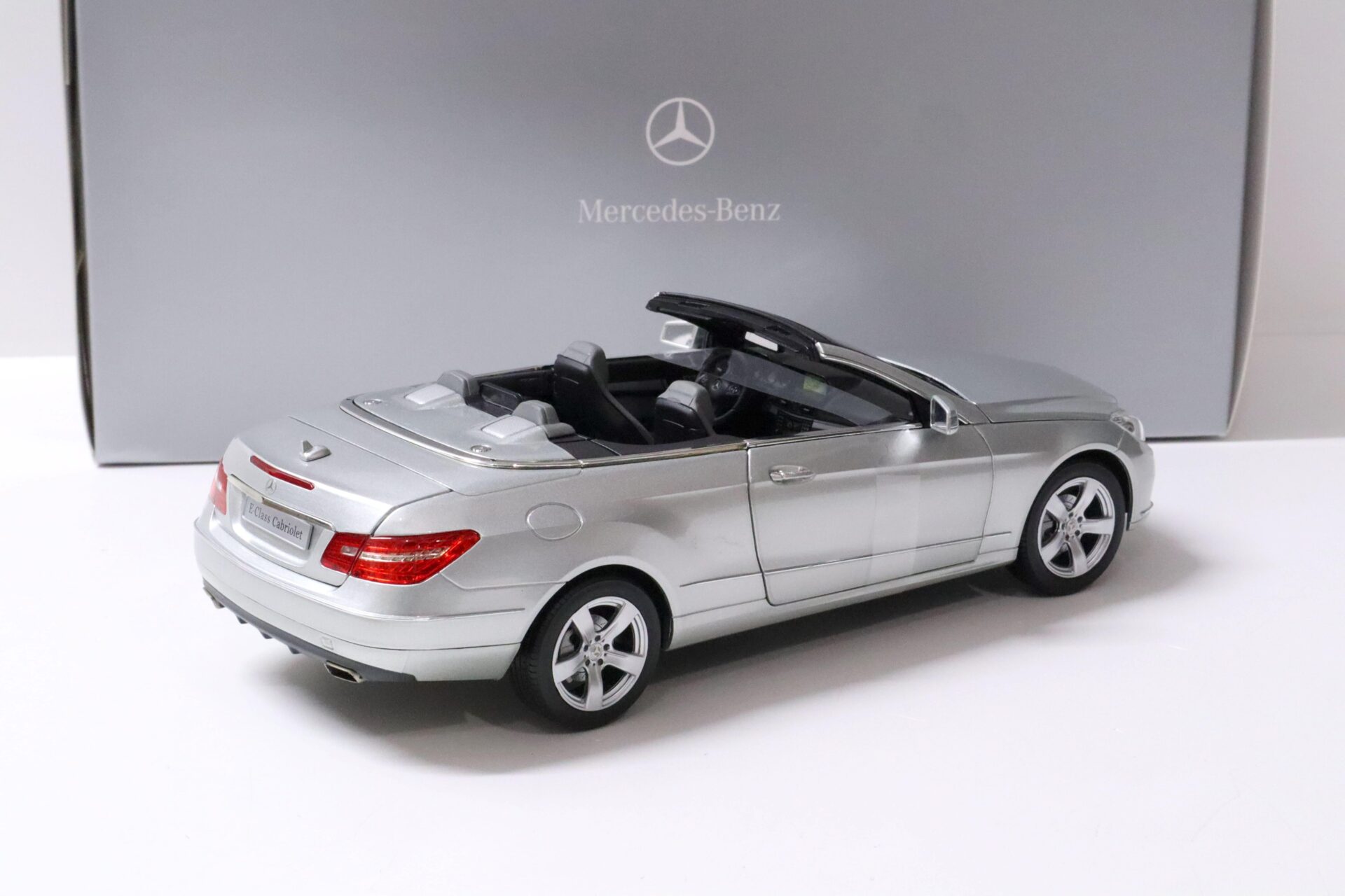1:18 Norev Mercedes E-Klasse Cabriolet A207 iridium silver DEALER VERSION