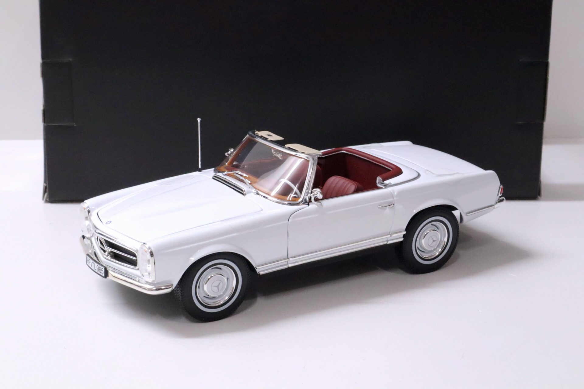 ID 60312 orig.jpg 1:18 Norev Mercedes 230SL Pagode Convertible white with Soft Top