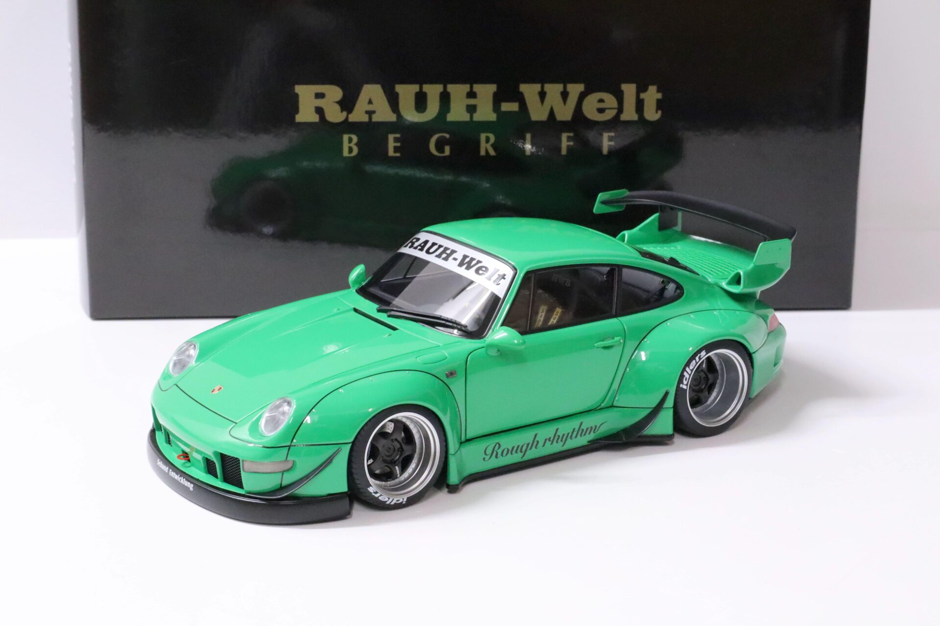 1:18 AUTOart Porsche 911 (993) RWB 993 green/ gun grey wheels