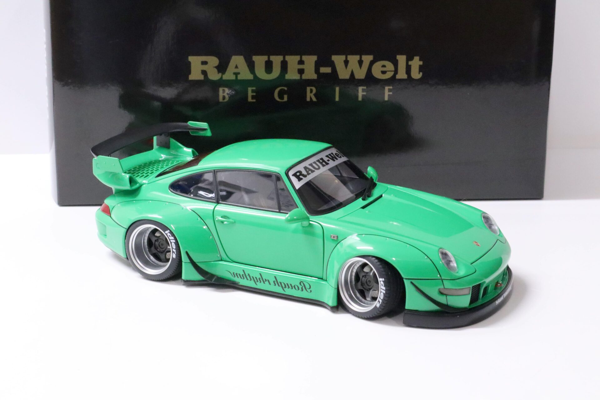 1:18 AUTOart Porsche 911 (993) RWB 993 green/ gun grey wheels
