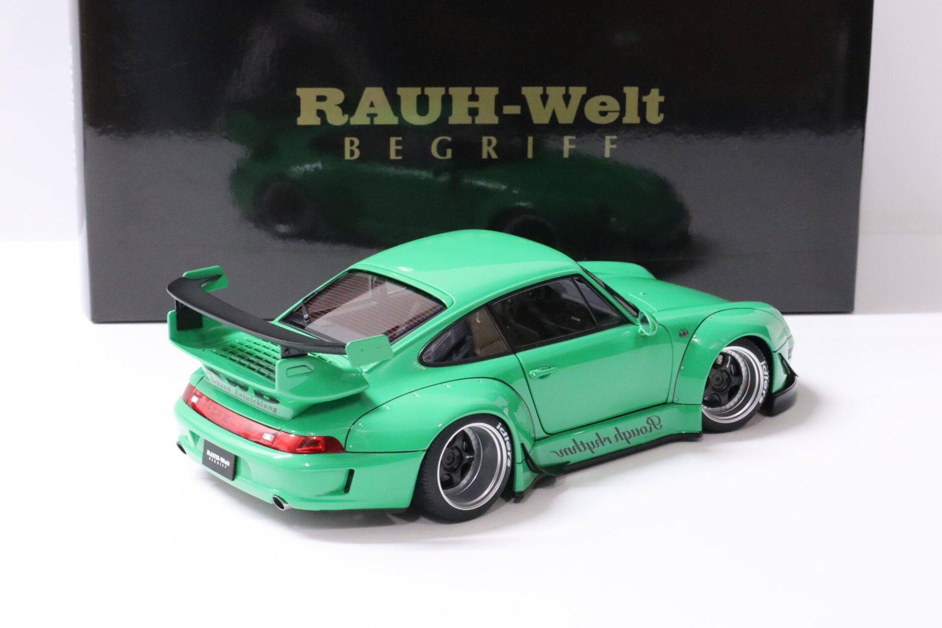 1:18 AUTOart Porsche 911 (993) RWB 993 green/ gun grey wheels