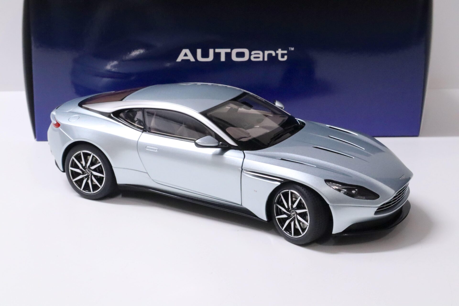 1:18 AUTOart Aston Martin DB11 Coupe Skyfall silver metallic