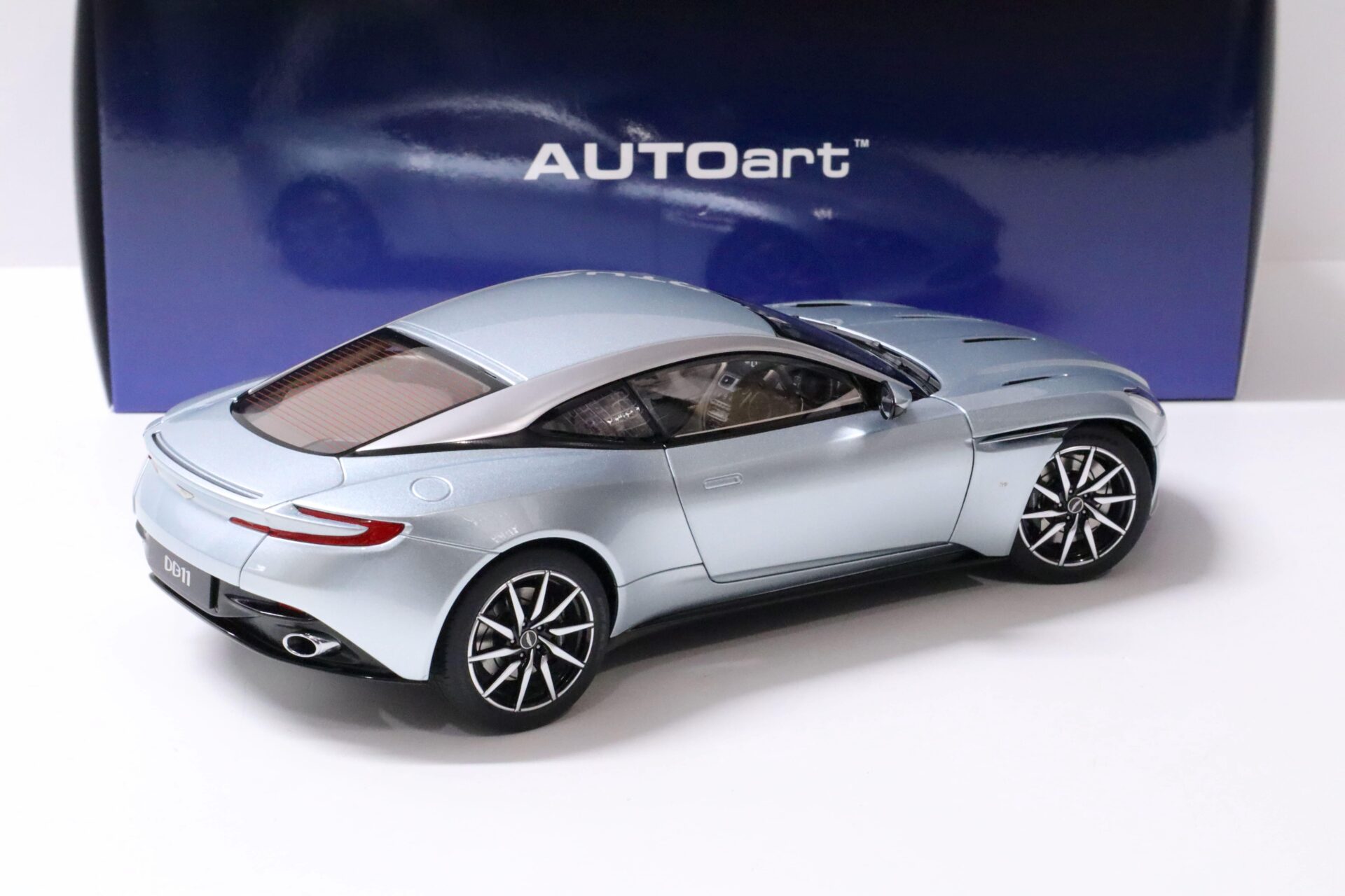 1:18 AUTOart Aston Martin DB11 Coupe Skyfall silver metallic