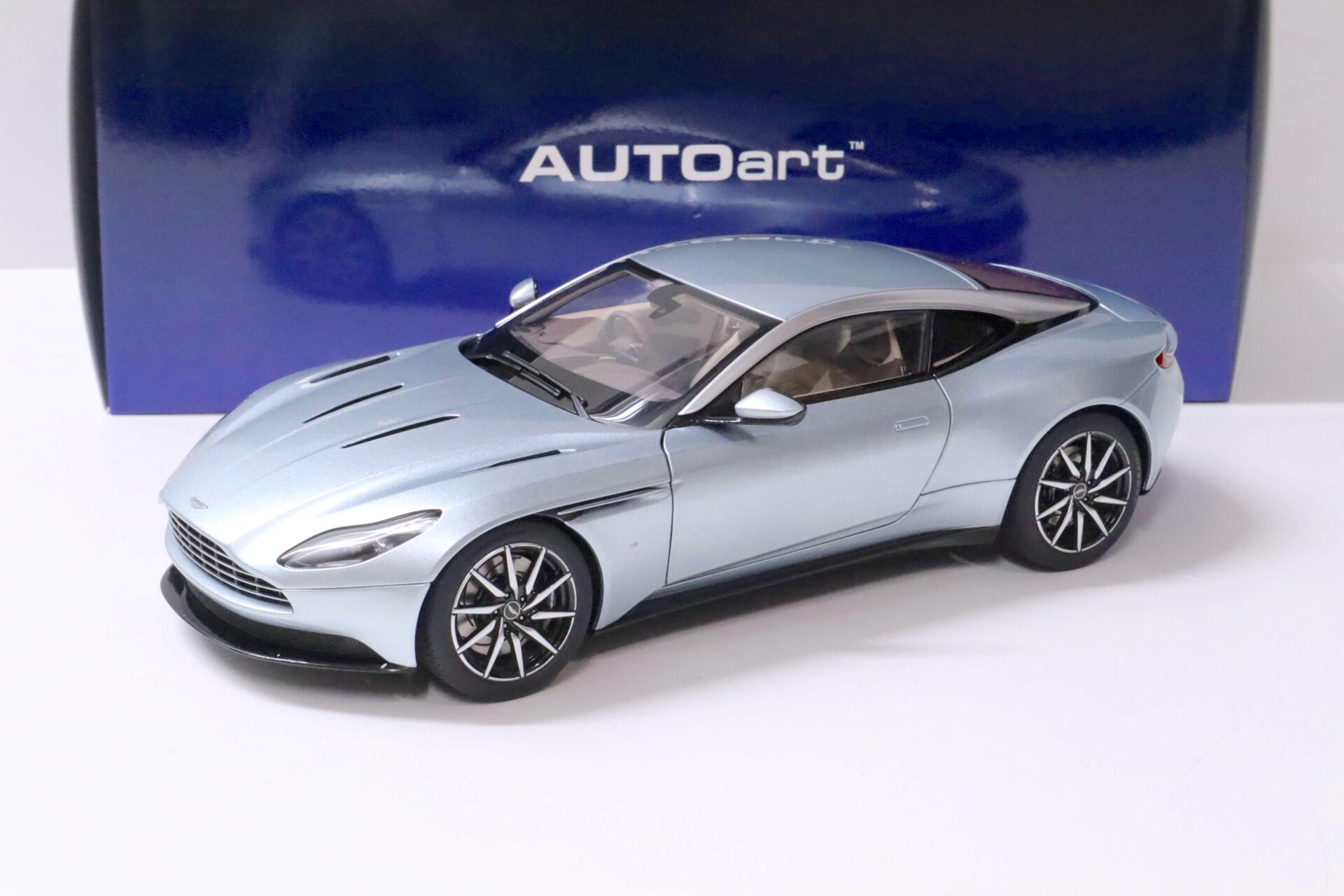 ID 60453 orig.jpg 1:18 AUTOart Aston Martin DB11 Coupe Skyfall silver metallic