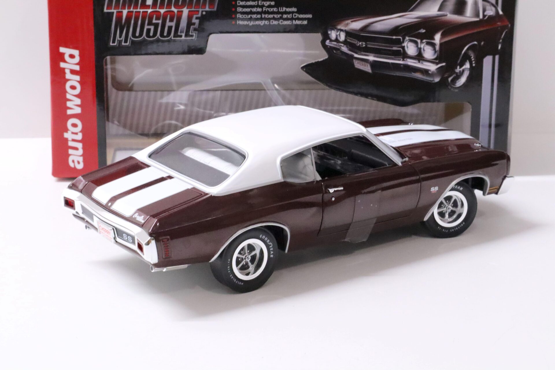 1:18 Auto World 1970 Chevrolet Chevelle SS 454 Coupe dark red/ white