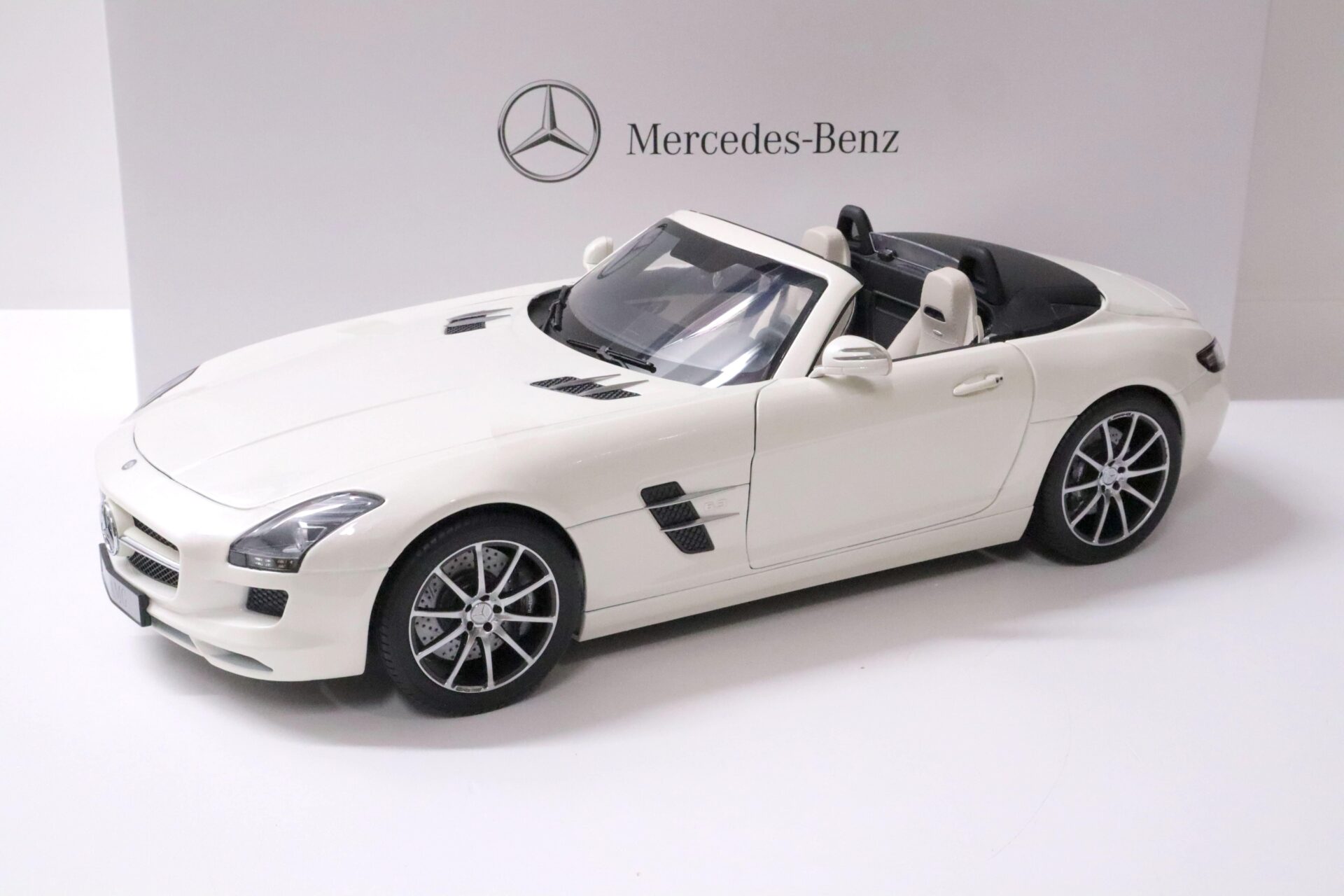 ID 60528 orig.jpg 1:12 Premium ClassiXXs Mercedes SLS AMG Roadster mystic white DEALER VERSION