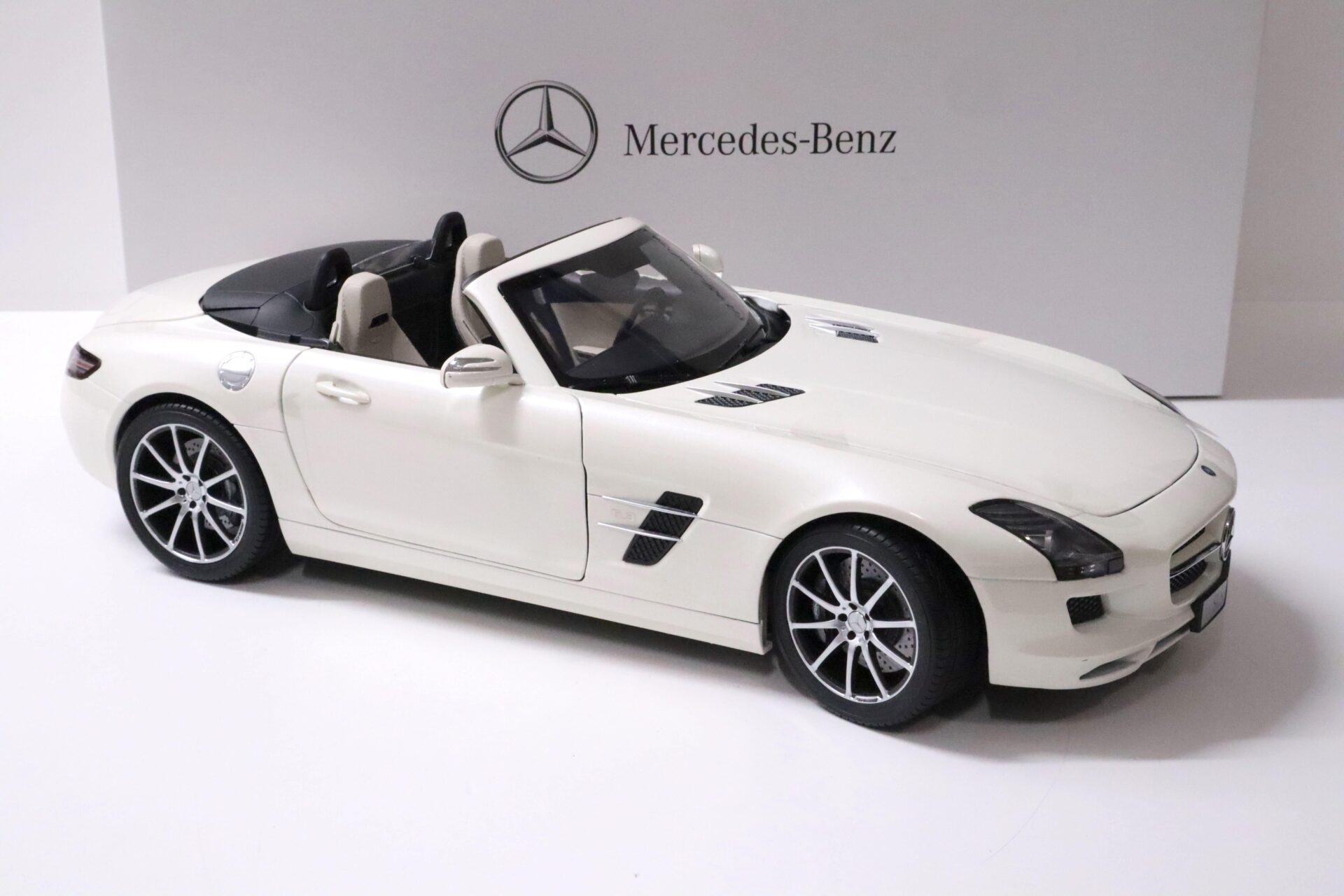 1:12 Premium ClassiXXs Mercedes SLS AMG Roadster mystic white DEALER VERSION