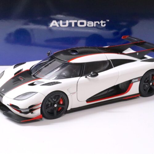 1:18 AUTOart Koenigsegg ONE:1 Pebble white/ Carbon black 2014