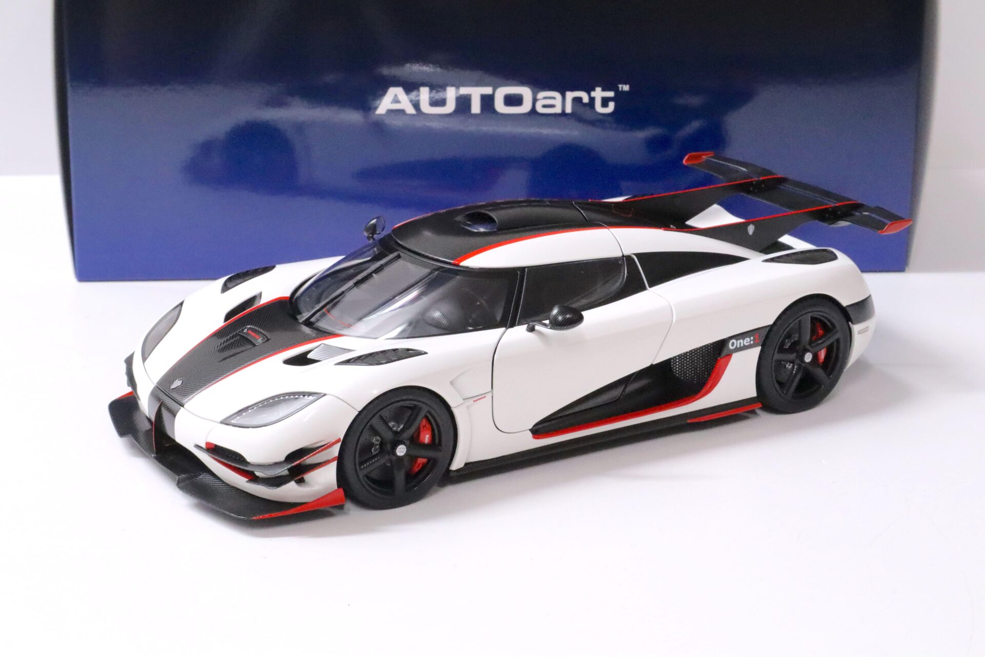 ID 60568 orig 1.jpg 1:18 AUTOart Koenigsegg ONE:1 Pebble white/ Carbon black 2014
