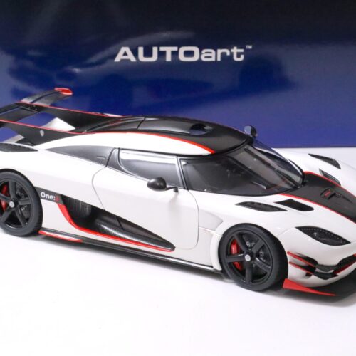 1:18 AUTOart Koenigsegg ONE:1 Pebble white/ Carbon black 2014