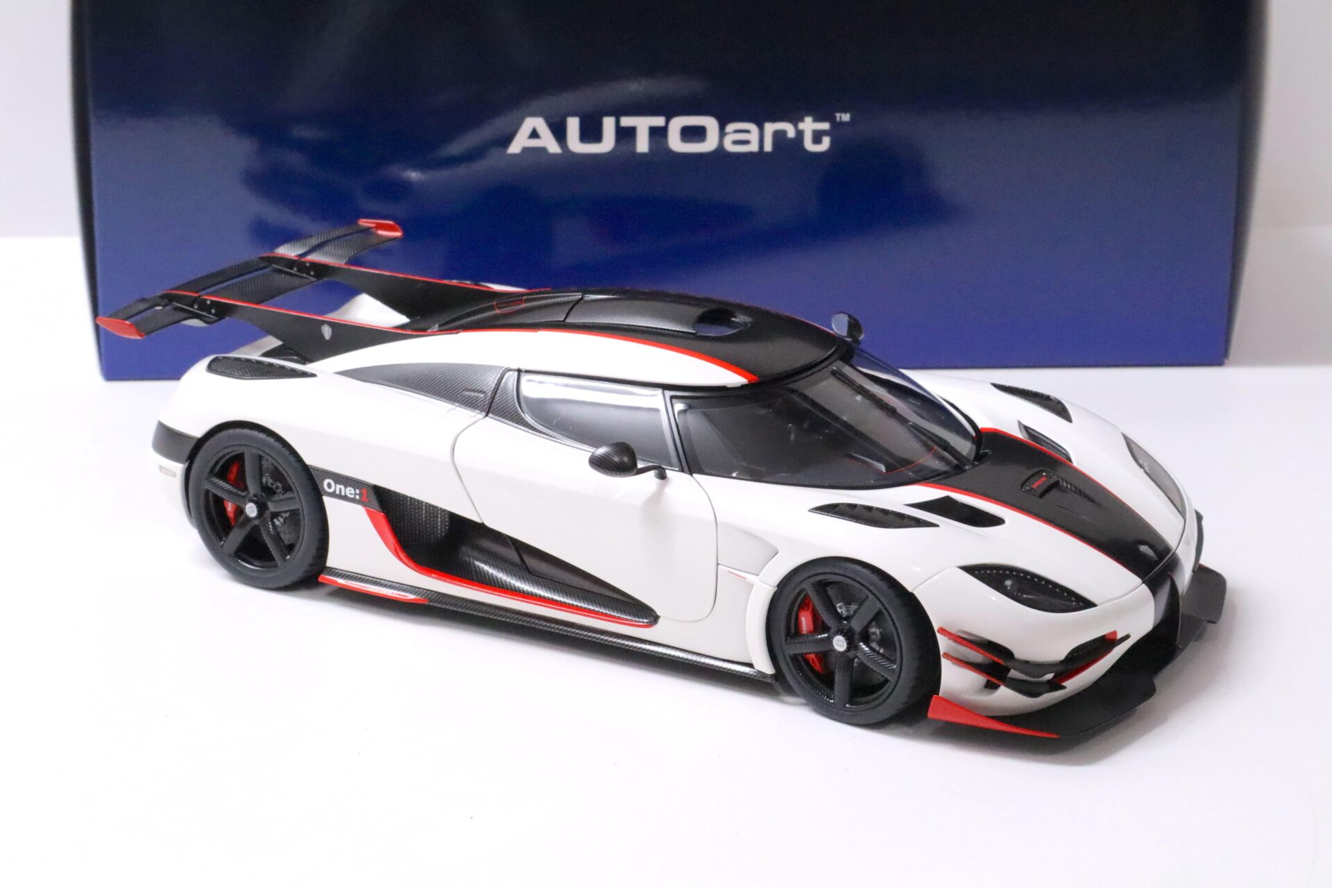 1:18 AUTOart Koenigsegg ONE:1 Pebble white/ Carbon black 2014