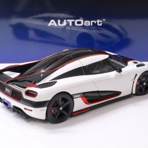 1:18 AUTOart Koenigsegg ONE:1 Pebble white/ Carbon black 2014