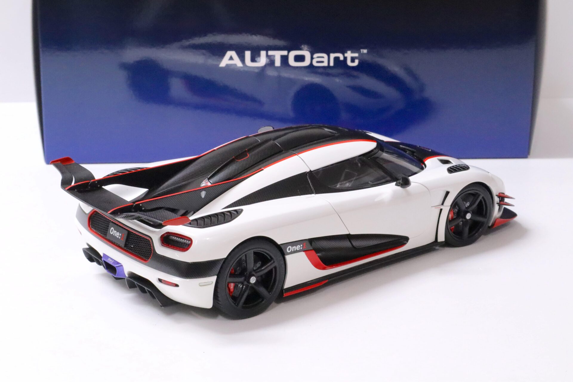 1:18 AUTOart Koenigsegg ONE:1 Pebble white/ Carbon black 2014