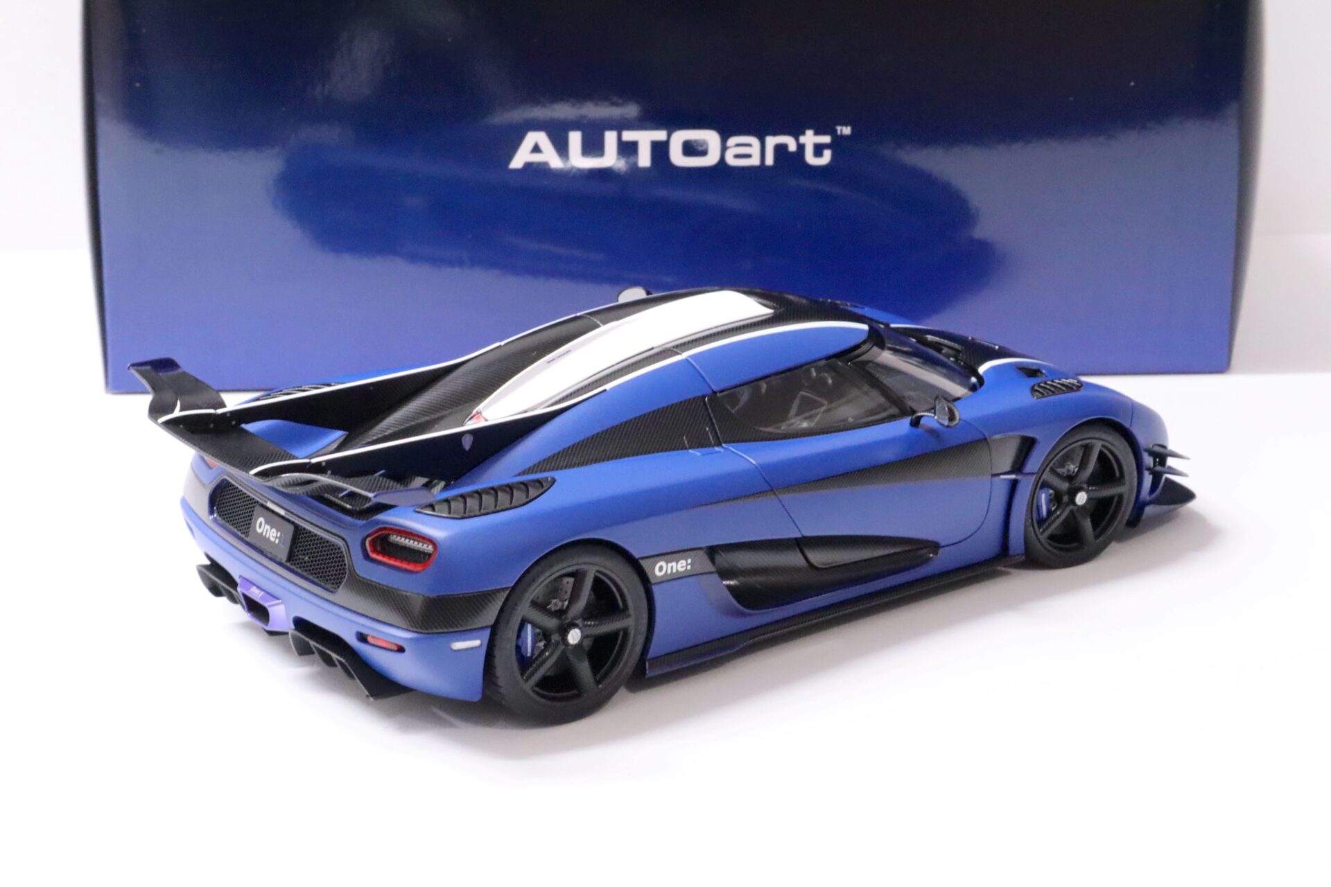 1:18 AUTOart Koenigsegg ONE:1 Matt Imperial blue/ Carbon black 2014