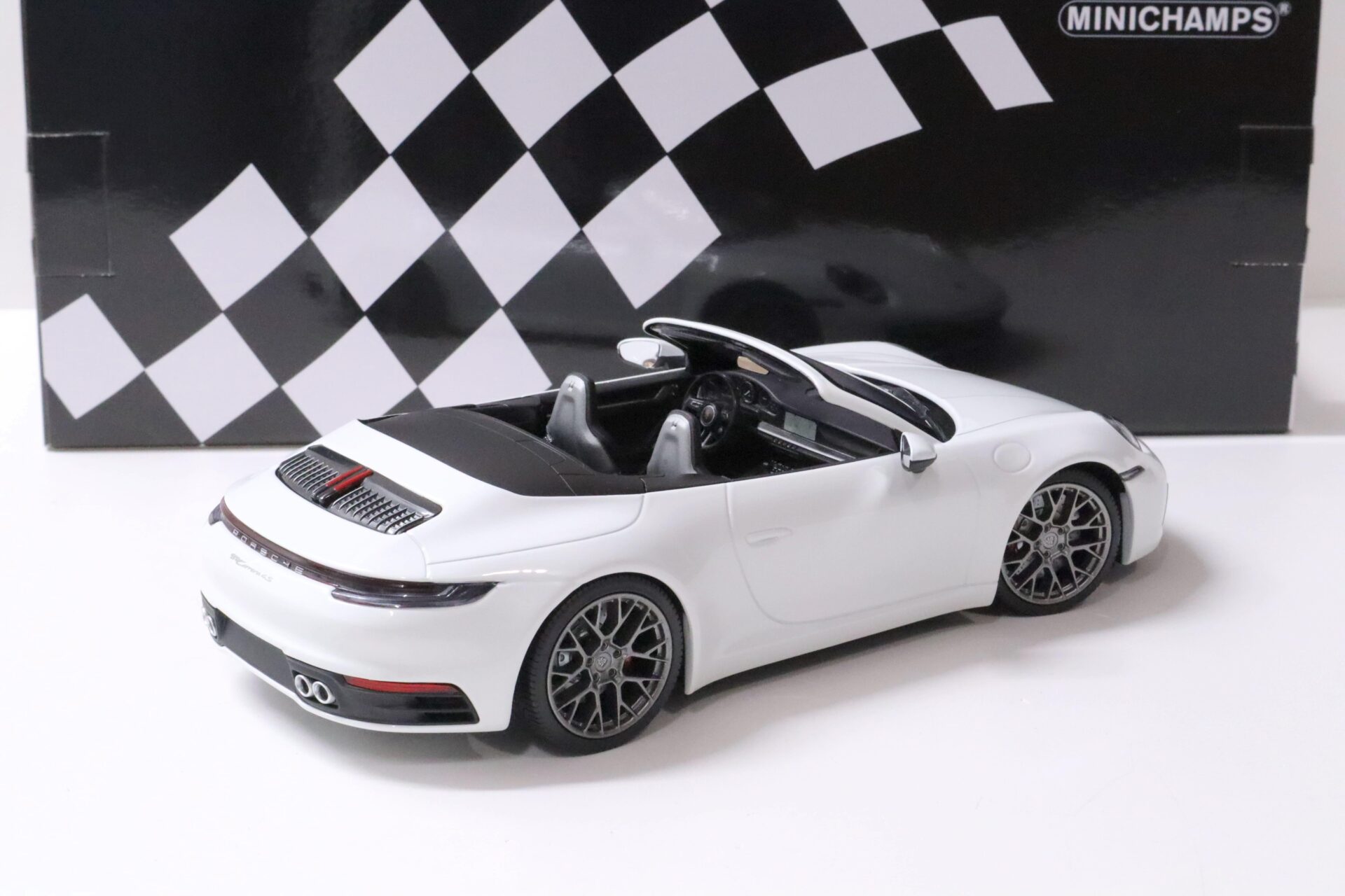 1:18 Minichamps Porsche 911 (992) Carrera 4S Cabriolet white 2019