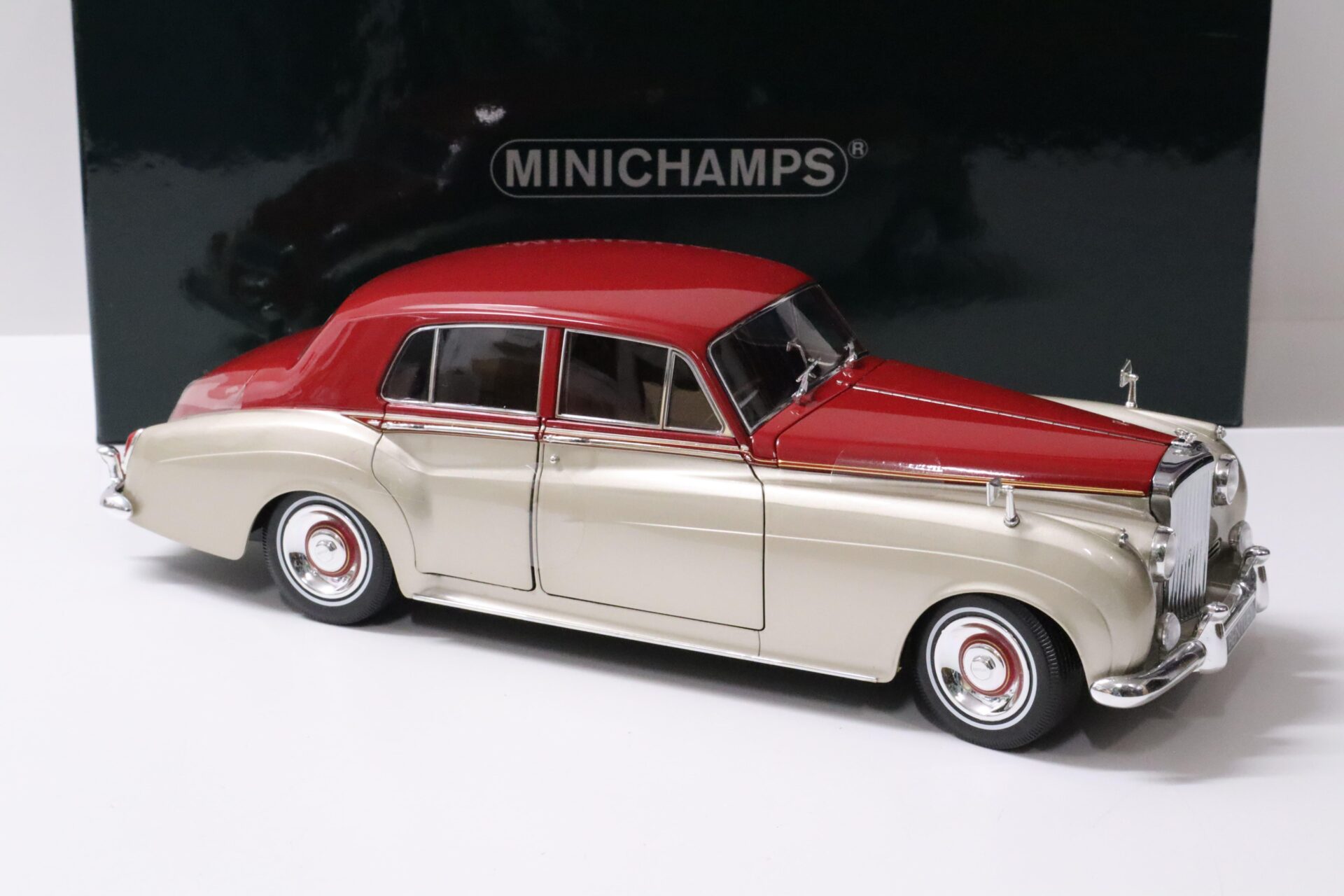 1:18 Minichamps Bentley S2 Limousine beige/ dark red 1954