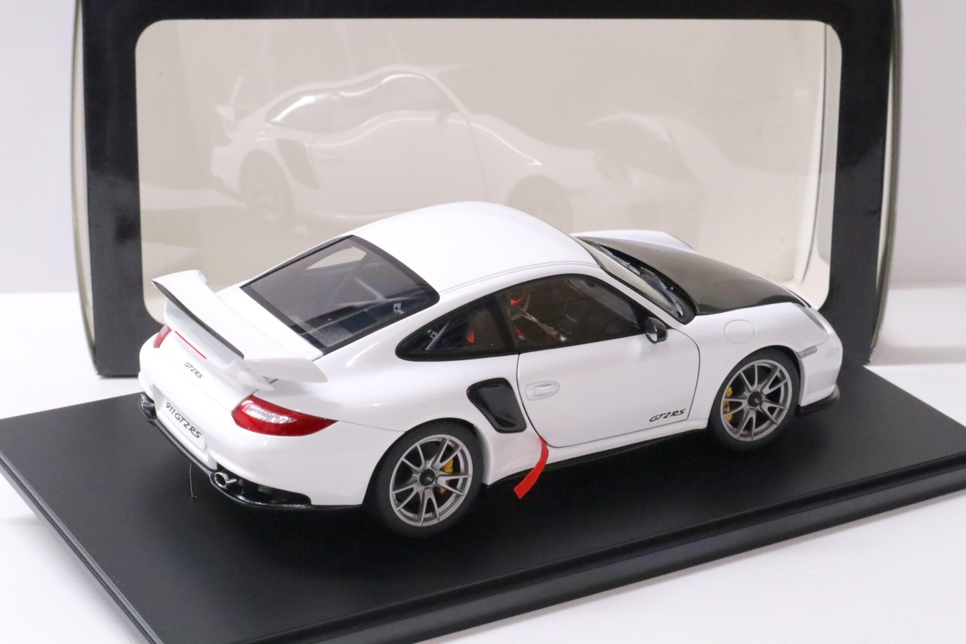 1:18 AUTOart Porsche 911 (997) GT2 RS white/ Carbon
