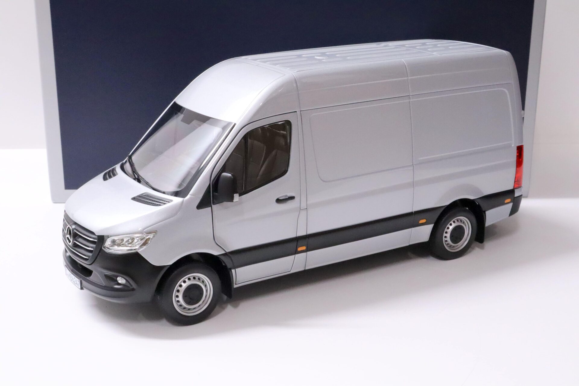 ID 60756 orig.jpg 1:18 Norev Mercedes Sprinter Kasten 2018 silver metallic