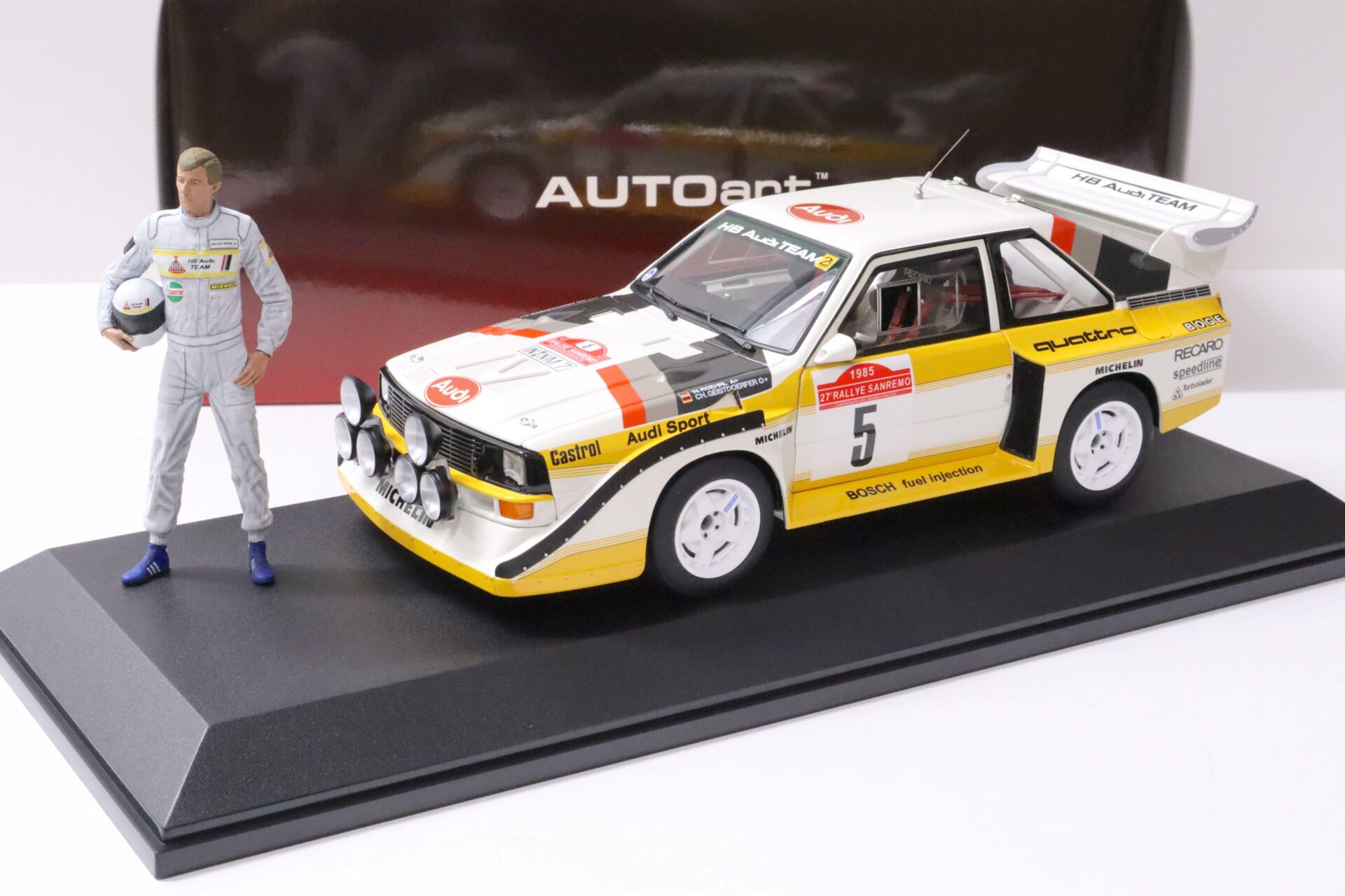 ID 60896 orig.jpg 1:18 AUTOart Audi Sport Quattro S1 San Remo #5 Röhrl Sonderset Figur + Vitrine