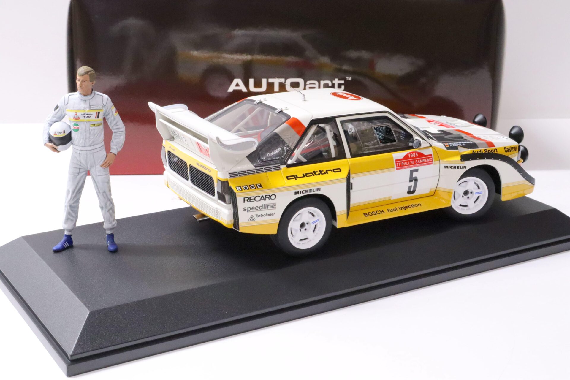 1:18 AUTOart Audi Sport Quattro S1 San Remo #5 Röhrl Sonderset Figur + Vitrine