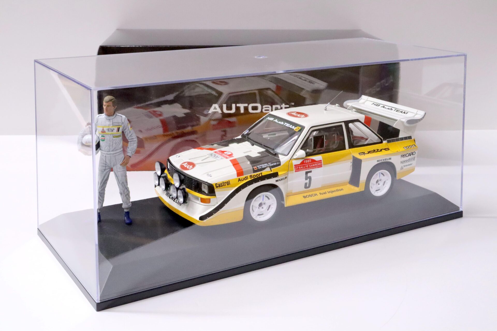 1:18 AUTOart Audi Sport Quattro S1 San Remo #5 Röhrl Sonderset Figur + Vitrine