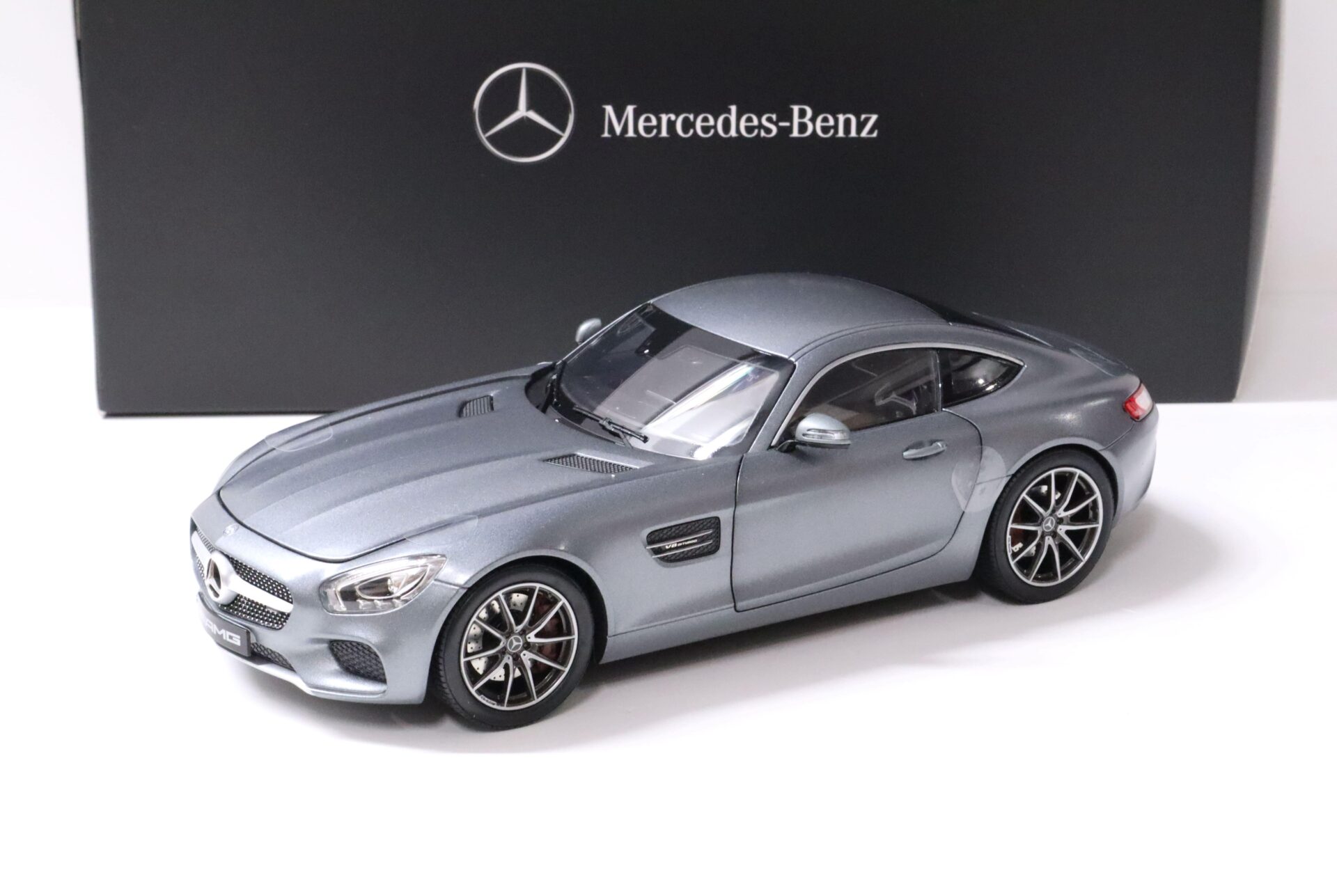 ID 60978 orig.jpg 1:18 Norev Mercedes AMG GT S Coupe designo selenite grey DEALER VERSION