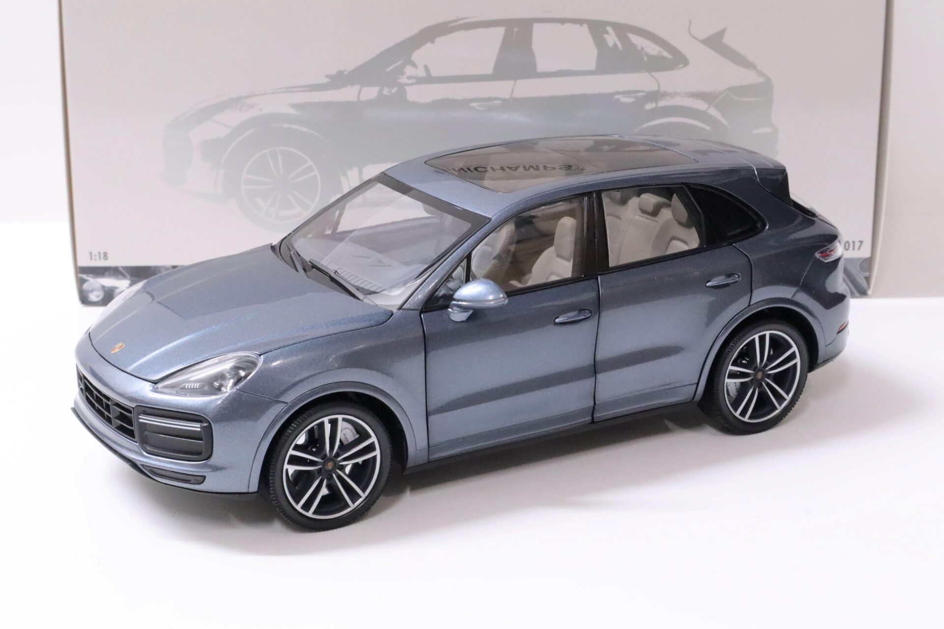 1:18 Minichamps Porsche Cayenne Turbo S blue metallic 2017 - FULL OPENINGS