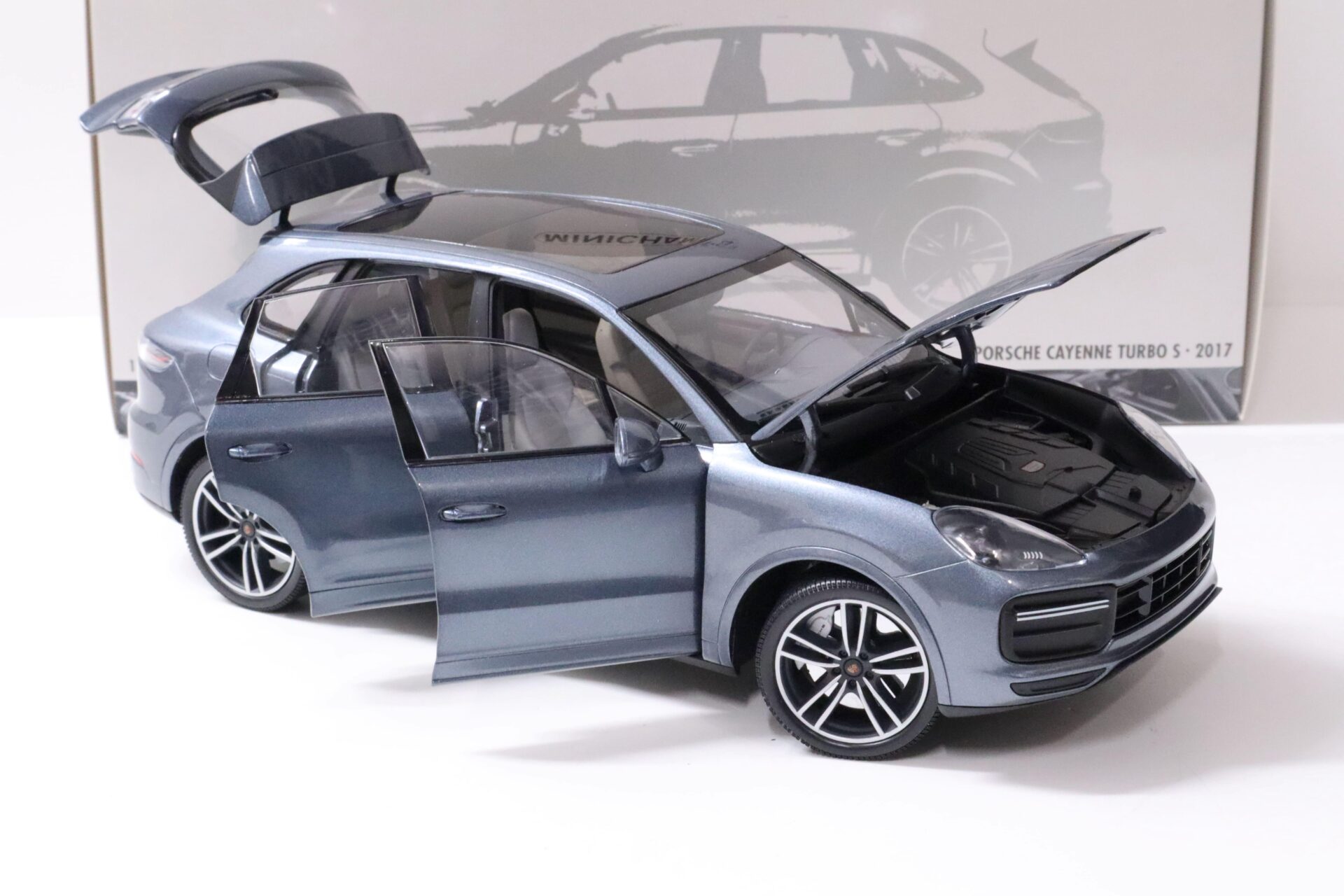 1:18 Minichamps Porsche Cayenne Turbo S blue metallic 2017 - FULL OPENINGS