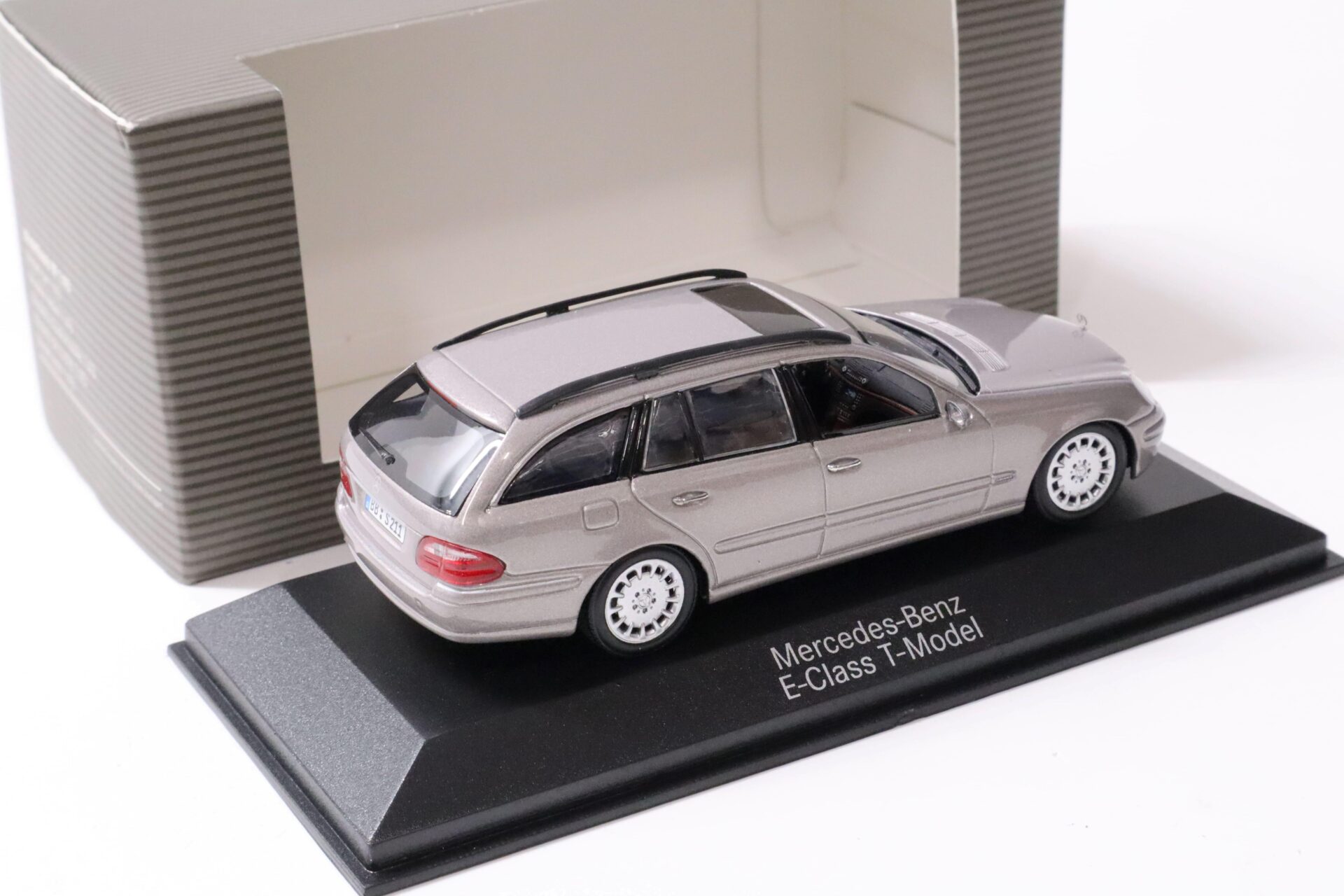 1:43 Minichamps Mercedes E-Klasse T-Modell W211 cubanite silver DEALER VERSION