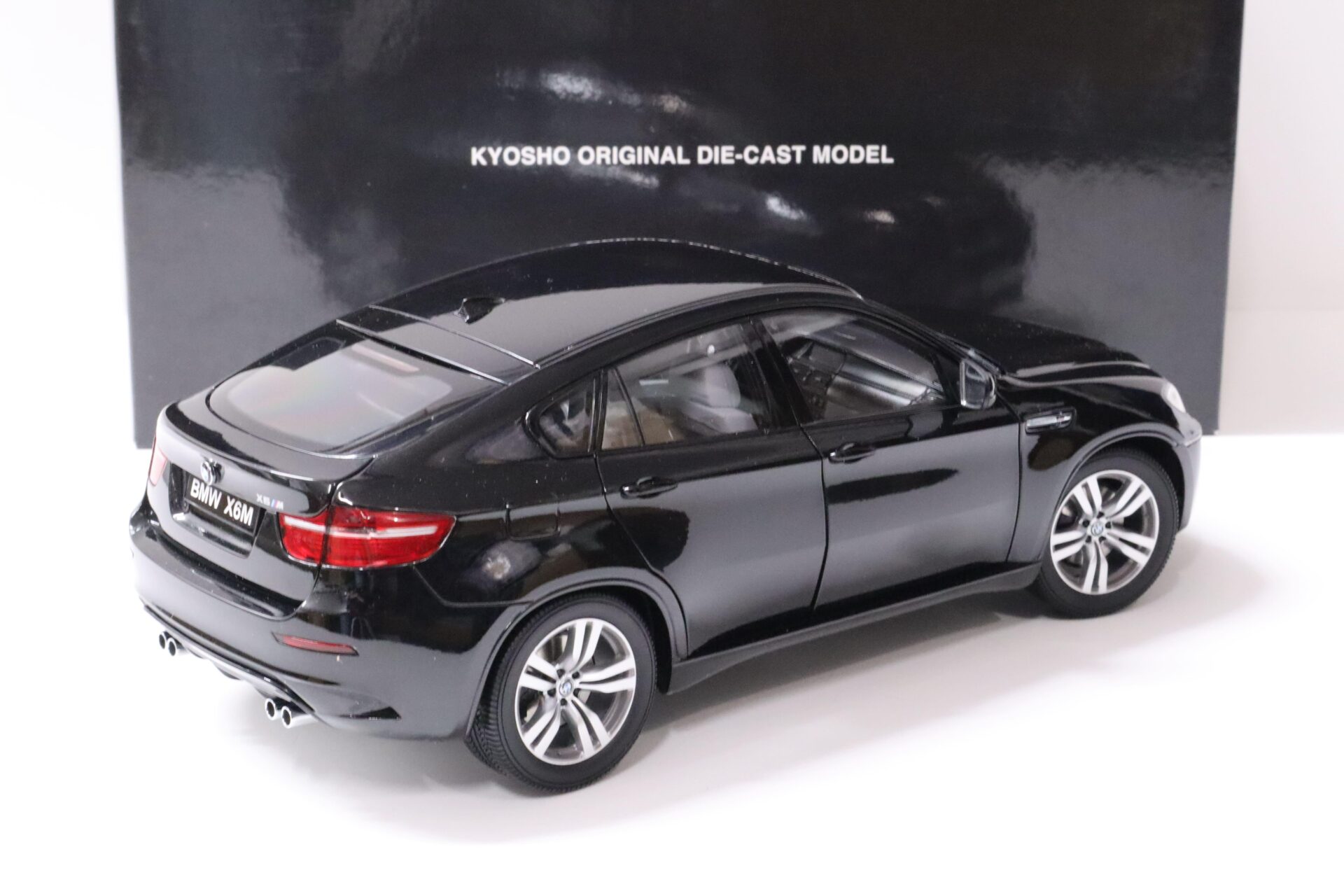 1:18 Kyosho BMW X6M SUV Black Sapphire